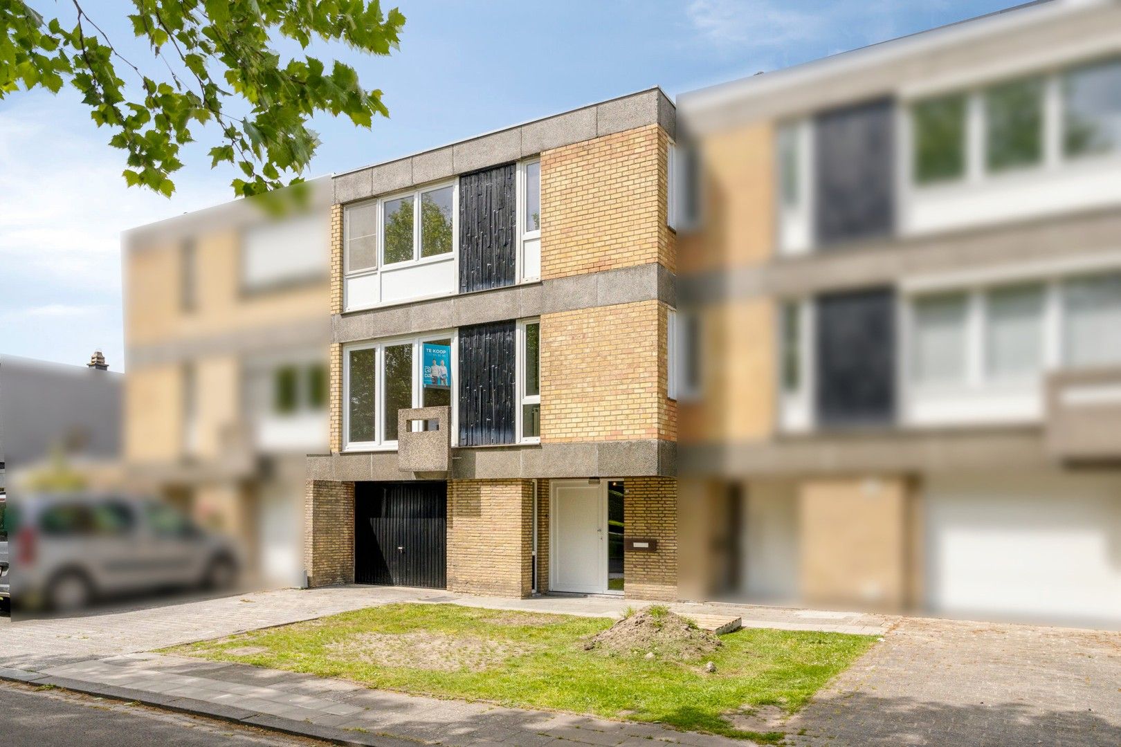 Op te frissen woning met kantoorruimte en garage te Sint-Michiels foto {{pictureIndex}}