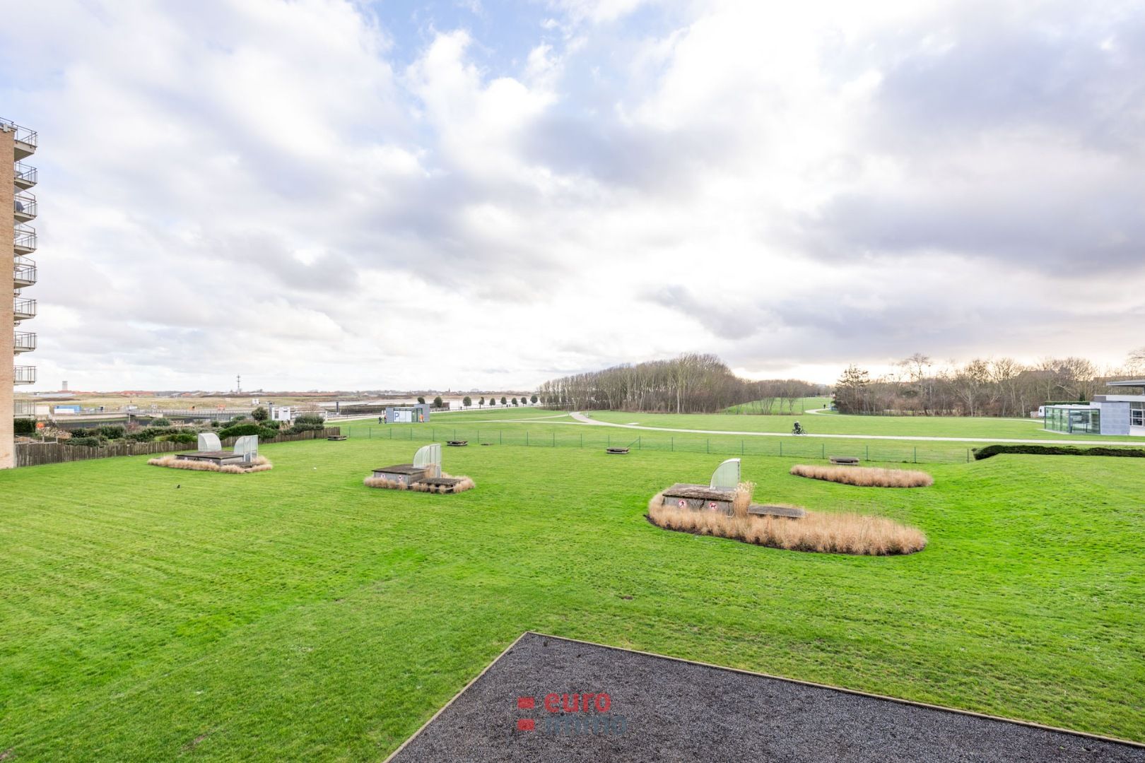 Zuidgerichte studio met slaaphoek vlakbij de havengeul & wandelpromenade in Nieuwpoort-Bad! foto {{pictureIndex}}