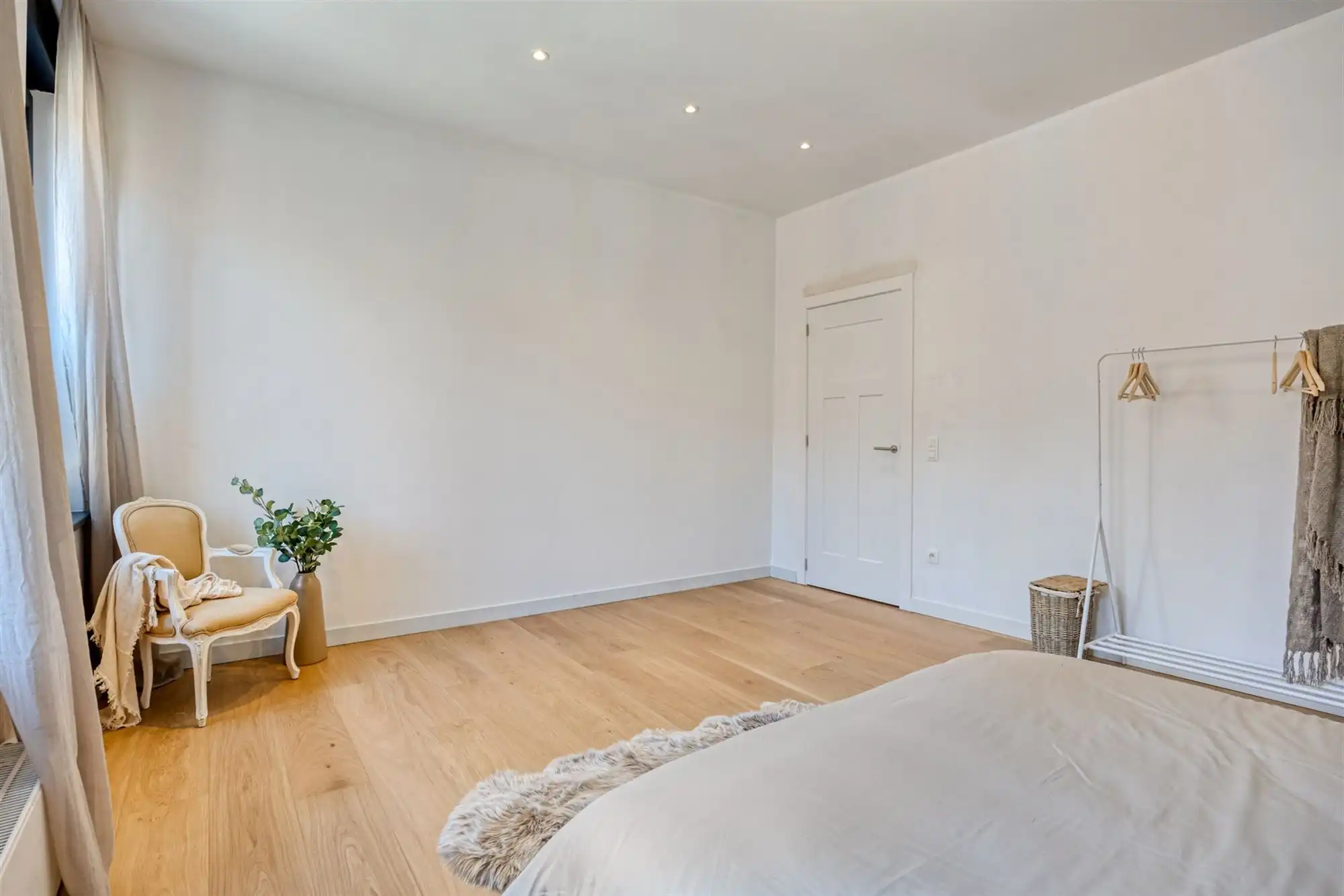 Volledig vernieuwde woning met 4 grote slaapkamers en tuin foto 23