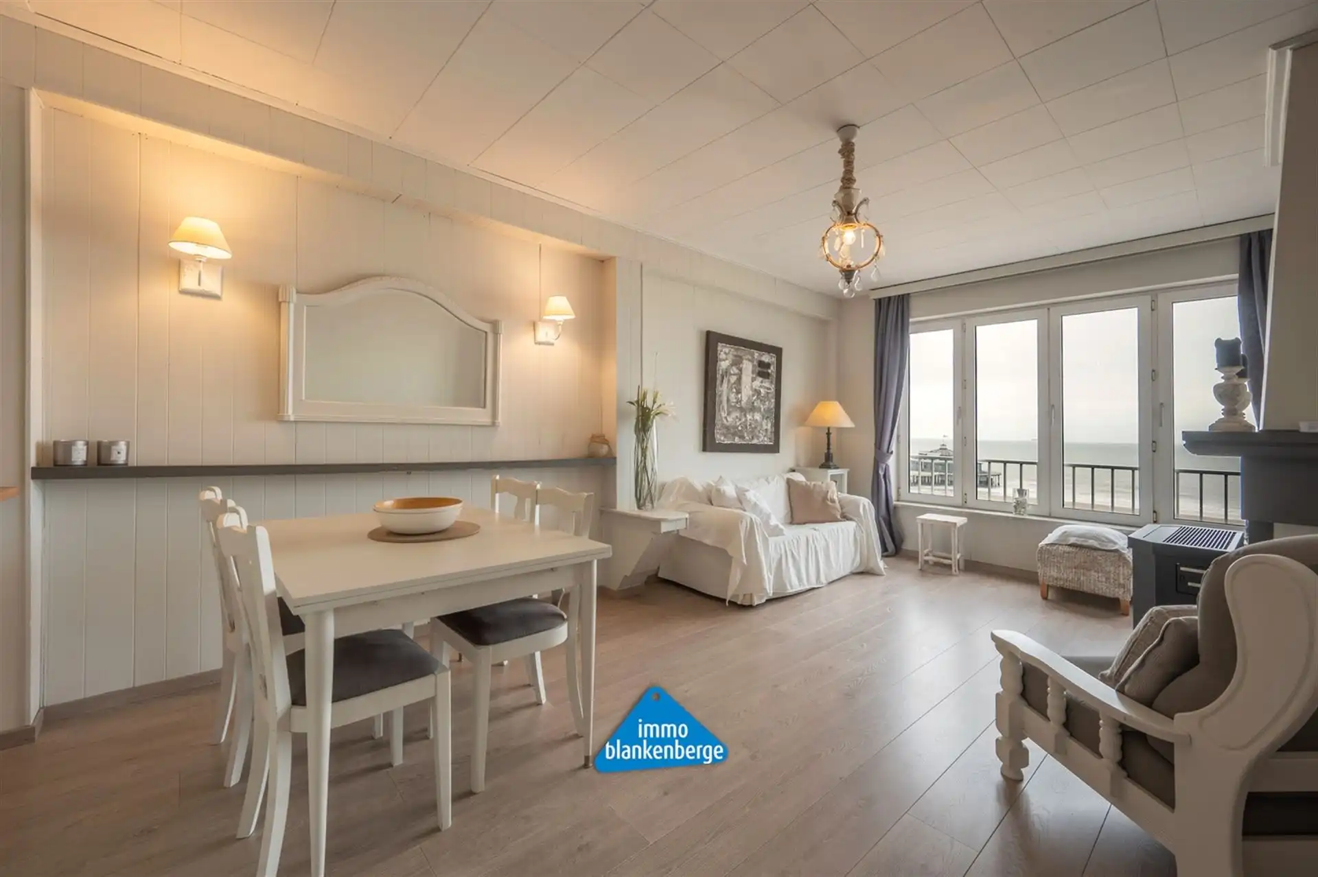 Instapklaar gemeubeld appartement op de Zeedijk van Blankenberge foto 2