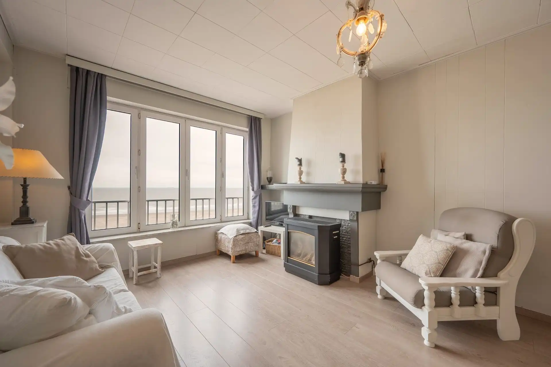 Instapklaar gemeubeld appartement op de Zeedijk van Blankenberge foto 2