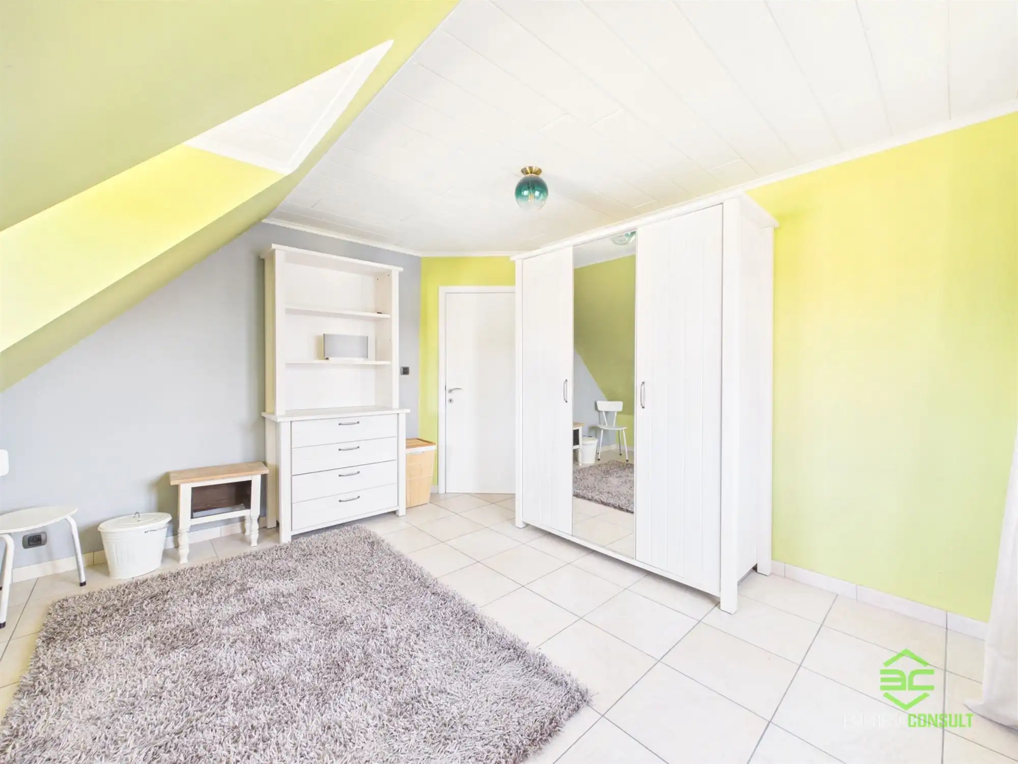 Ruime woning met 4/5 slpk en dubbele garage op 12a 50ca! foto 16