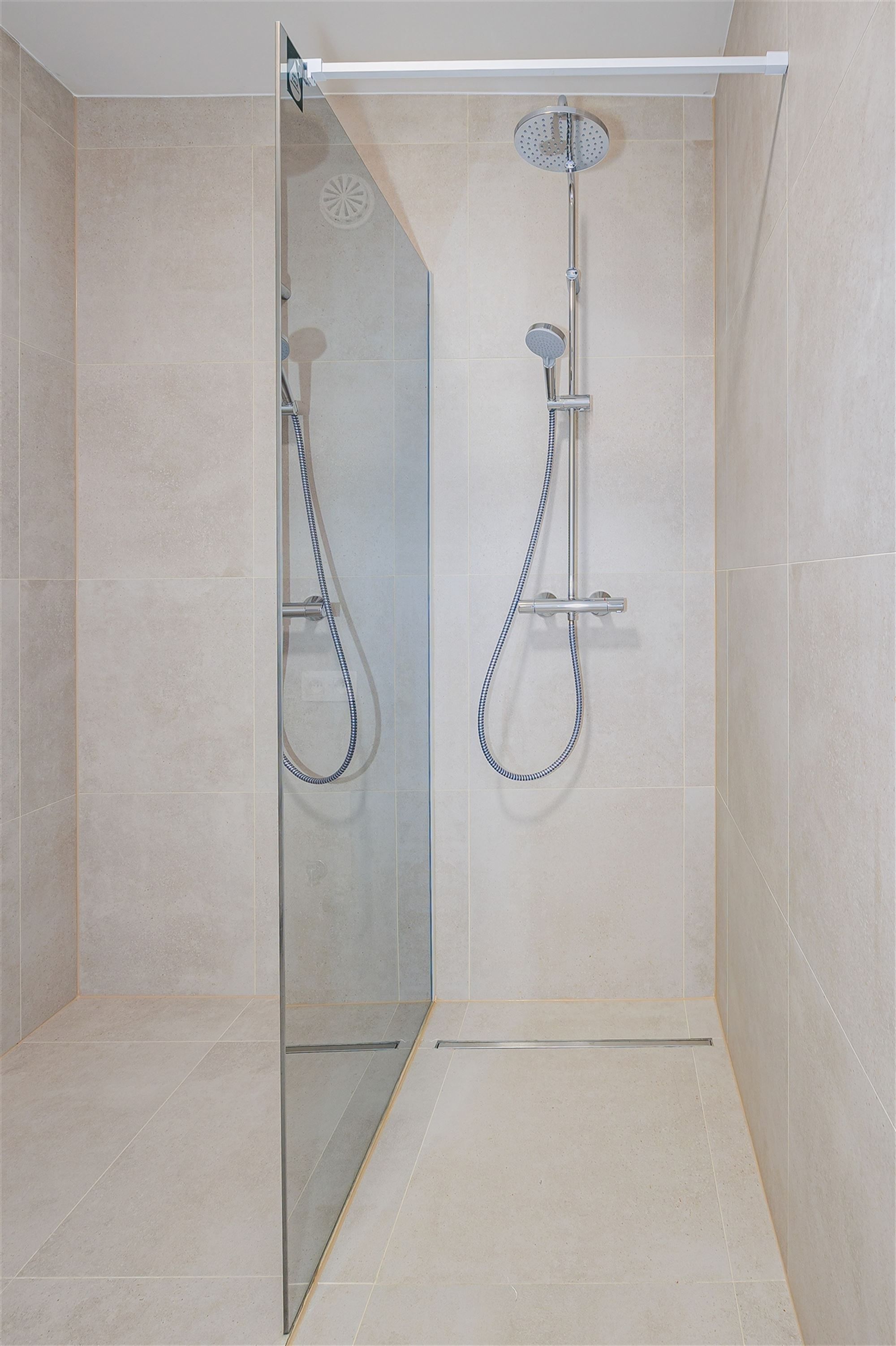 Gerenoveerd appartement met 2 slaapkamers en terras foto 14