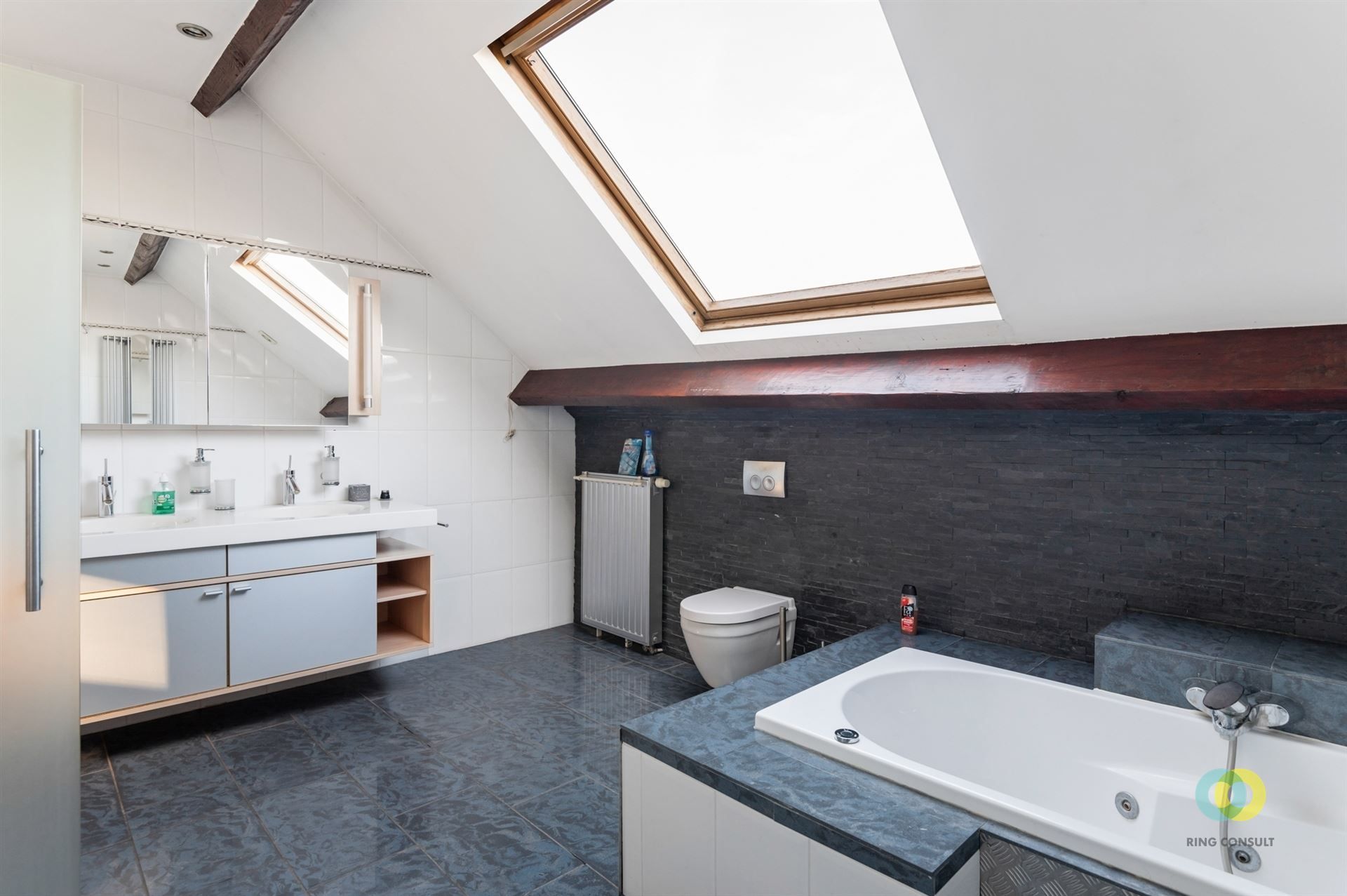 Bedrijfspand met loods, kantoor en appartement foto 13