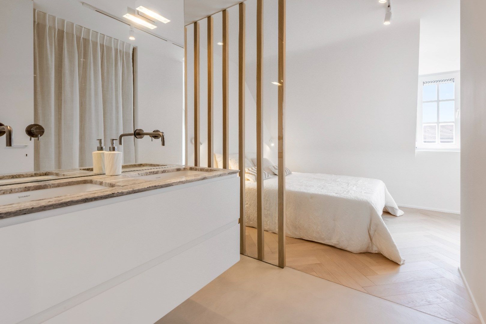 Instapklaar, totaal gerenoveerd doorzon duplex dakappartement met twee zonneterrassen foto 17