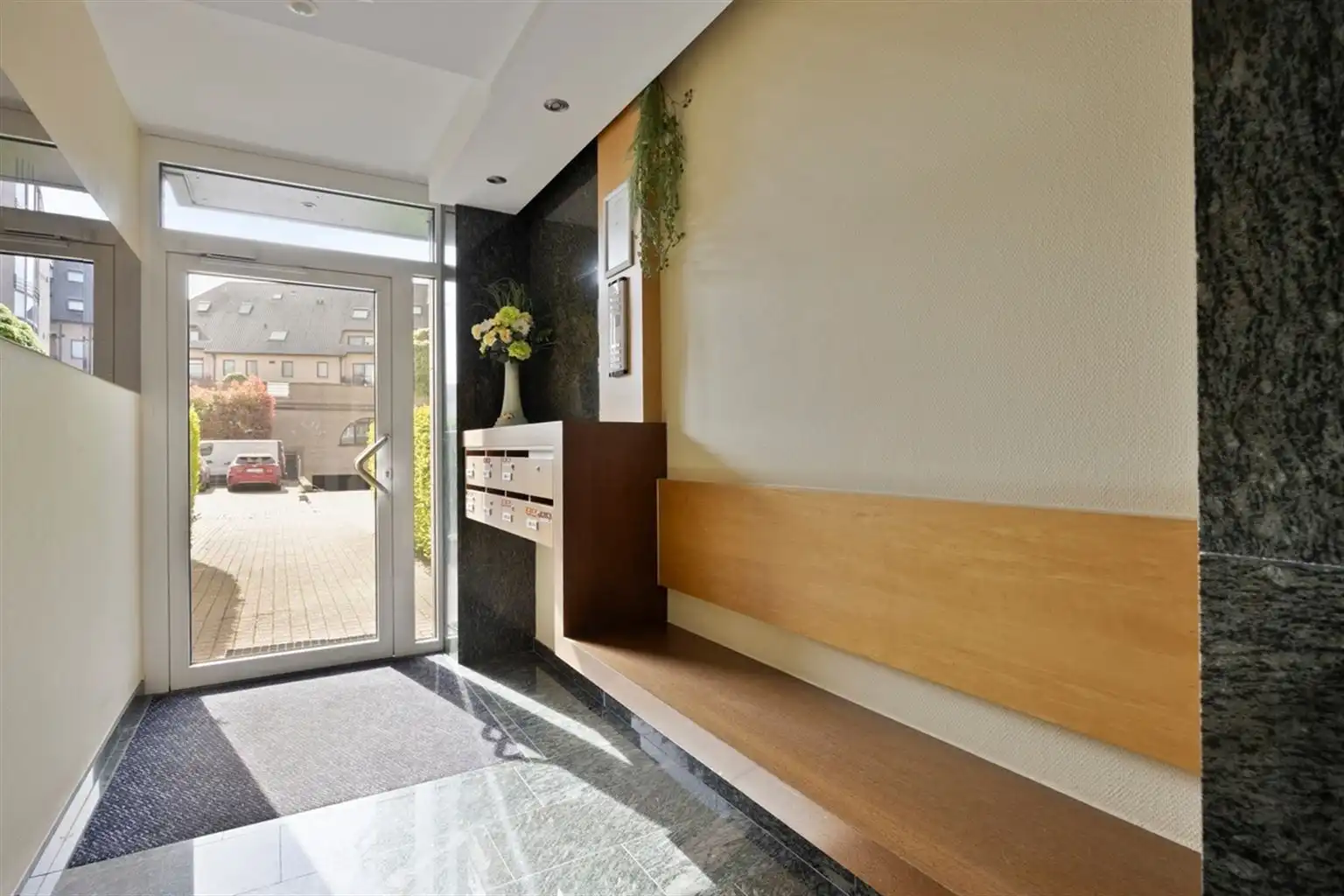 Uitzonderlijk ruim, gelijkvloers 2-slaapkamer appartement met terras en tuintje, zonnepanelen en inpandige garagebox gelegen vlakbij het centrum van Maaseik. foto 32