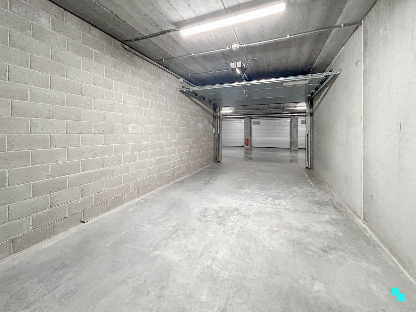 Garagebox met automatische poort gelegen in residentie Blauwpoorte foto 6