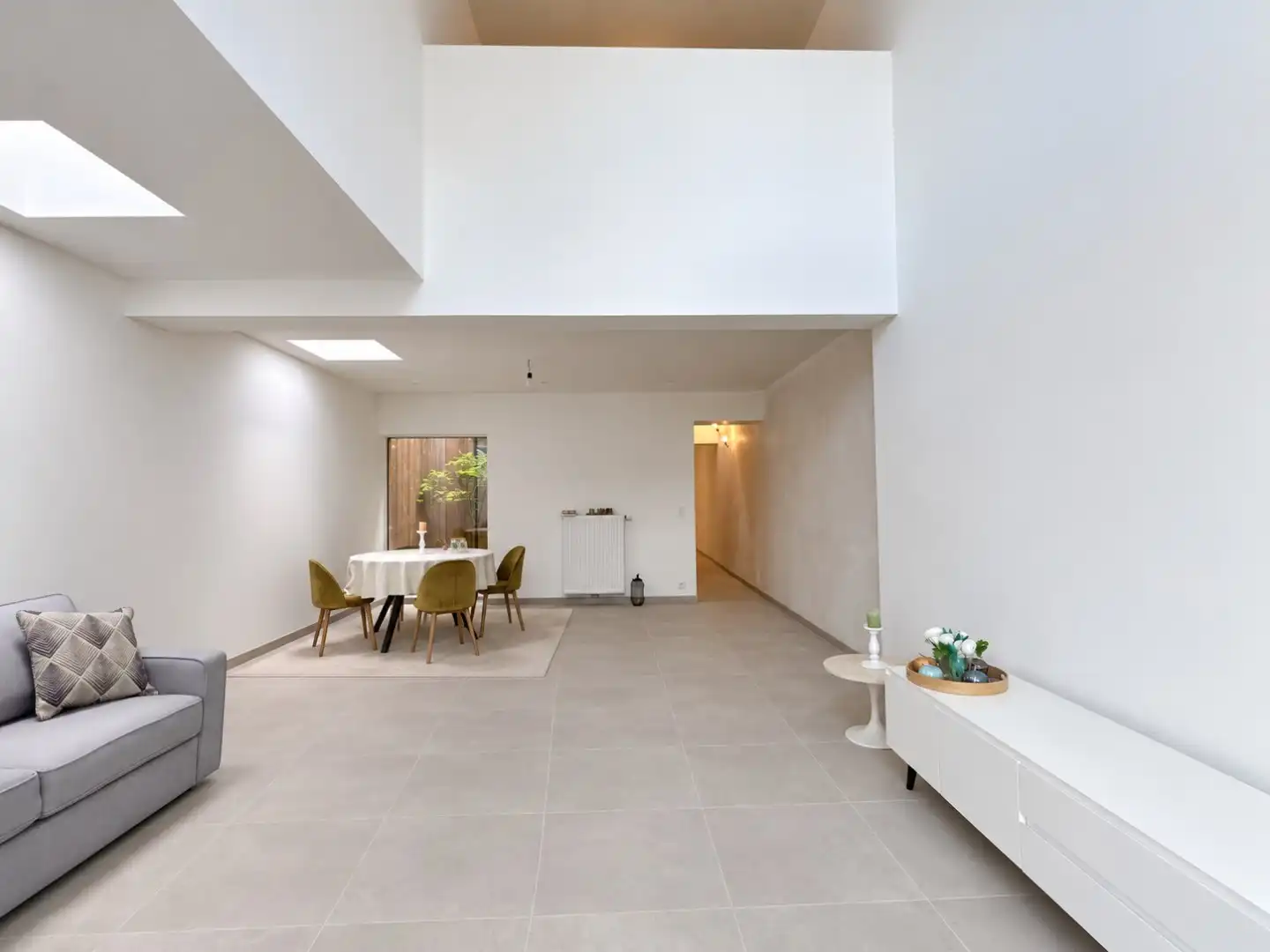 Grote vernieuwde woning met 4 kamers, uitweg en veel ruimte foto 3