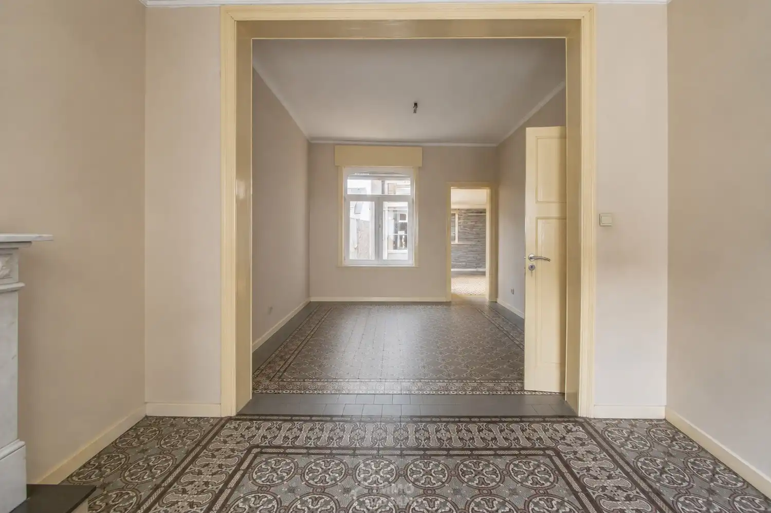 Halfopen woning met 4 slaapkamers, zijwaartse diepe oprit met garage en ruime tuin op 385 m² te Gullegem foto 7