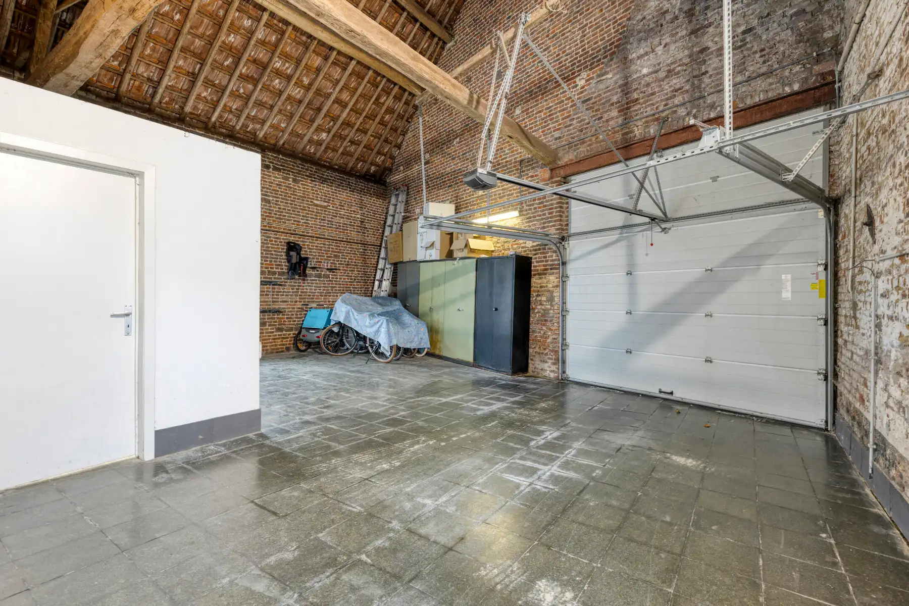 Gerenoveerde hoeve met bijgebouwen en 8 stallen. foto 29