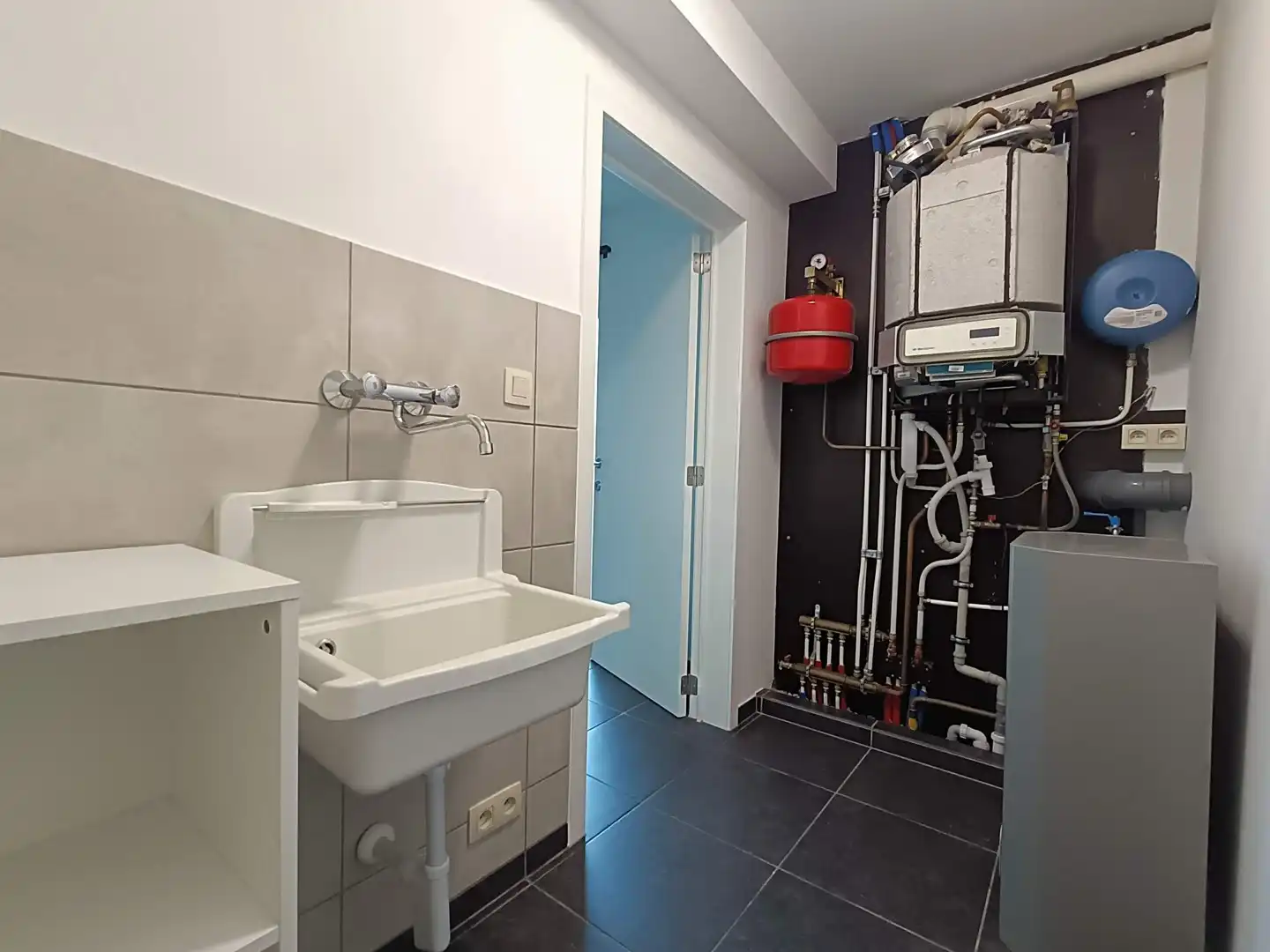 Instapklaar duplexappartement met 2 slpk, terras, garage & 2 parkeerplaatsen te huur in Bilzen foto 19