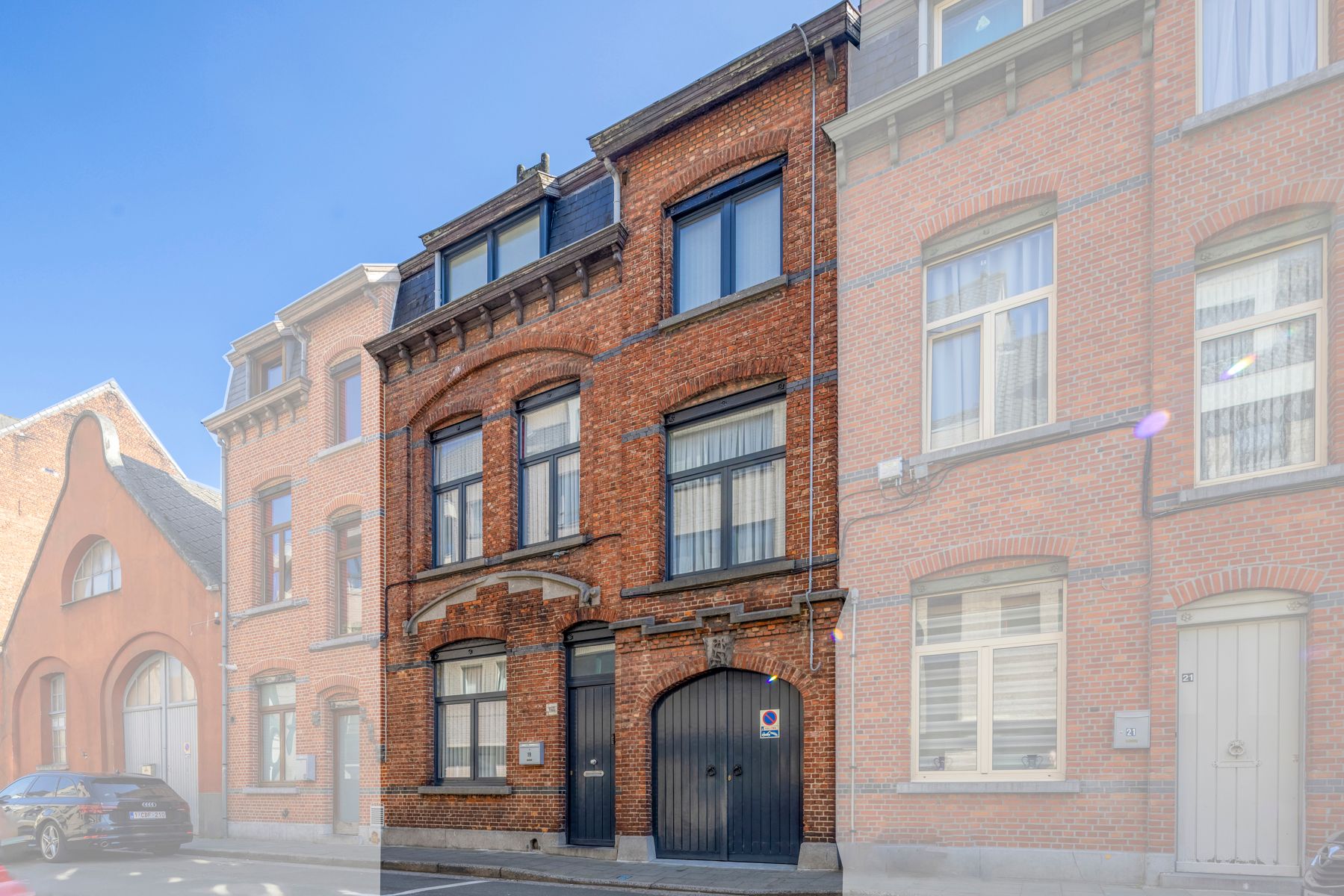 Hoofdfoto van de publicatie: Ruime woning met 5 slpk, garage en zongerichte tuin te koop!