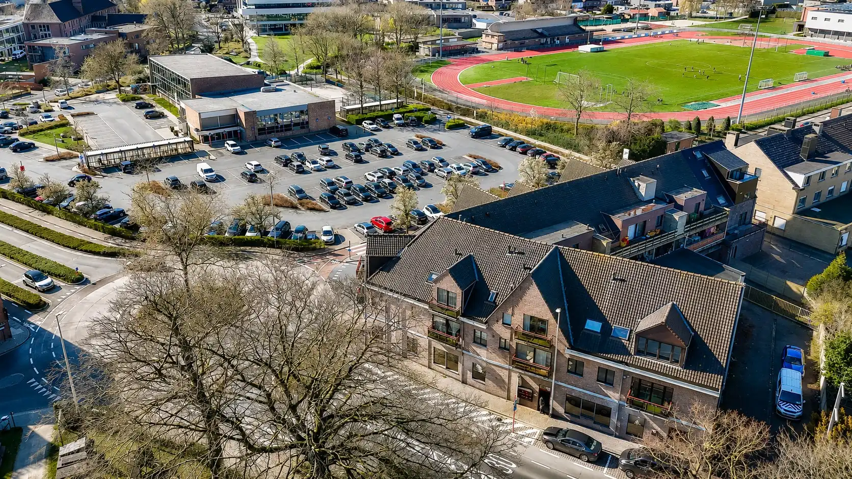 Te koop: Ruim handelspand met uitstekende visibiliteit in het centrum van Torhout foto 2