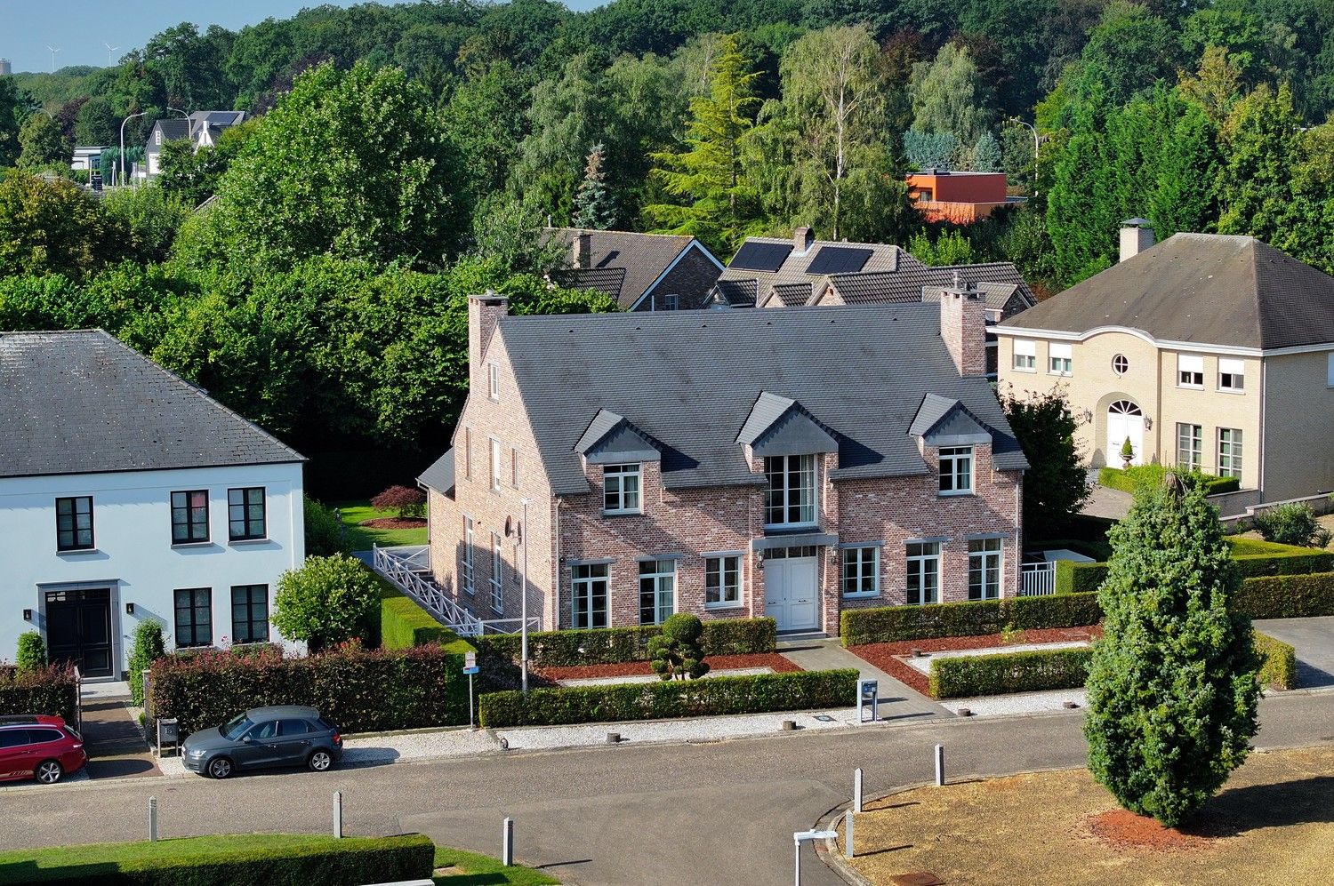 Klassevolle villa uit 2008, met 24 zonnepanelen, 4 slaapkamers en 4 badkamers, residentieel gelegen te Lanaken-Neerharen foto 3