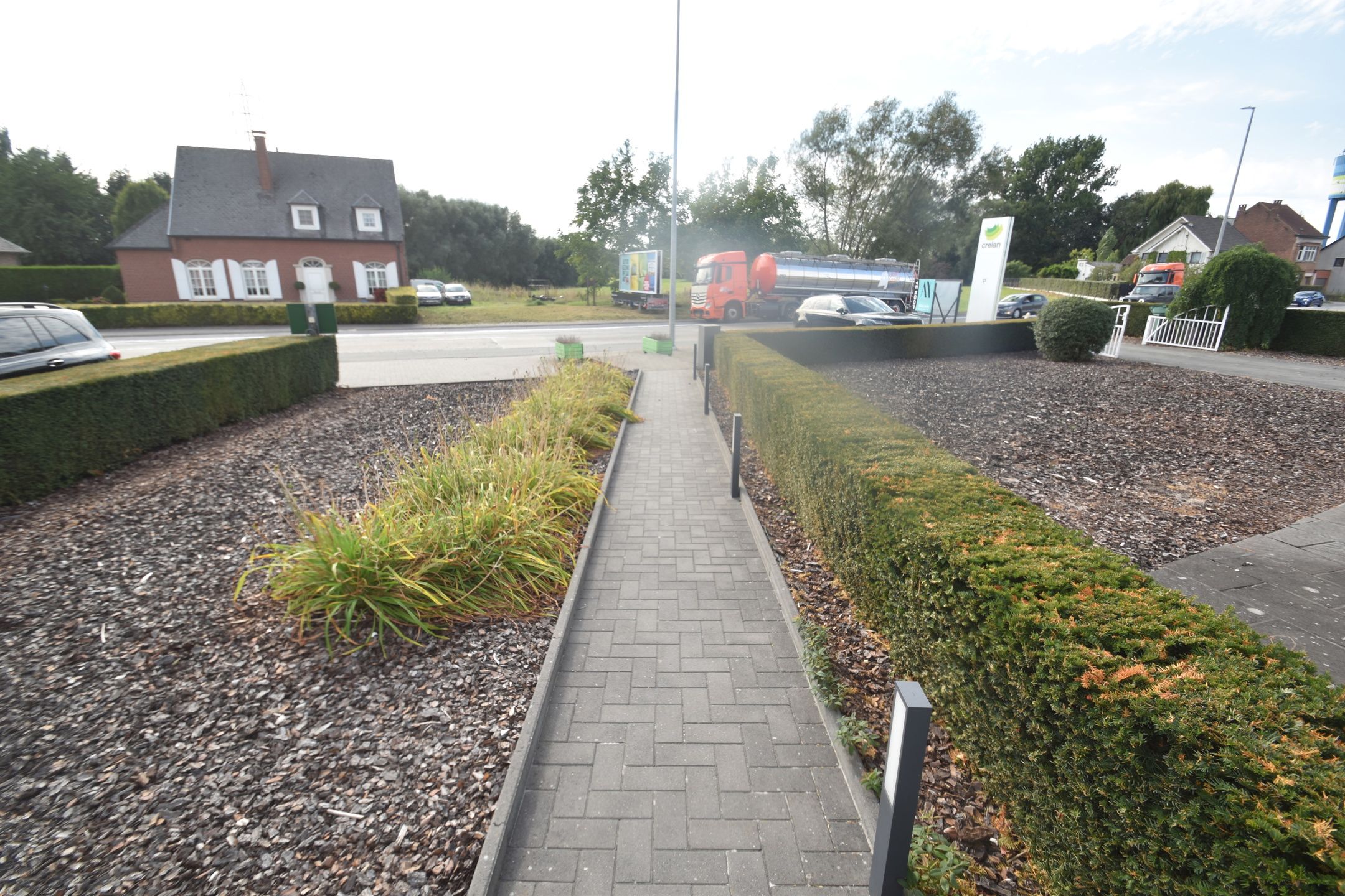 Instapklare villa/bungalow met aansluitend een kantoorruimte/handelsgelijkvloers op ruim perceel van +/- 30 are. Meerdere parkeerplaatsen foto 38