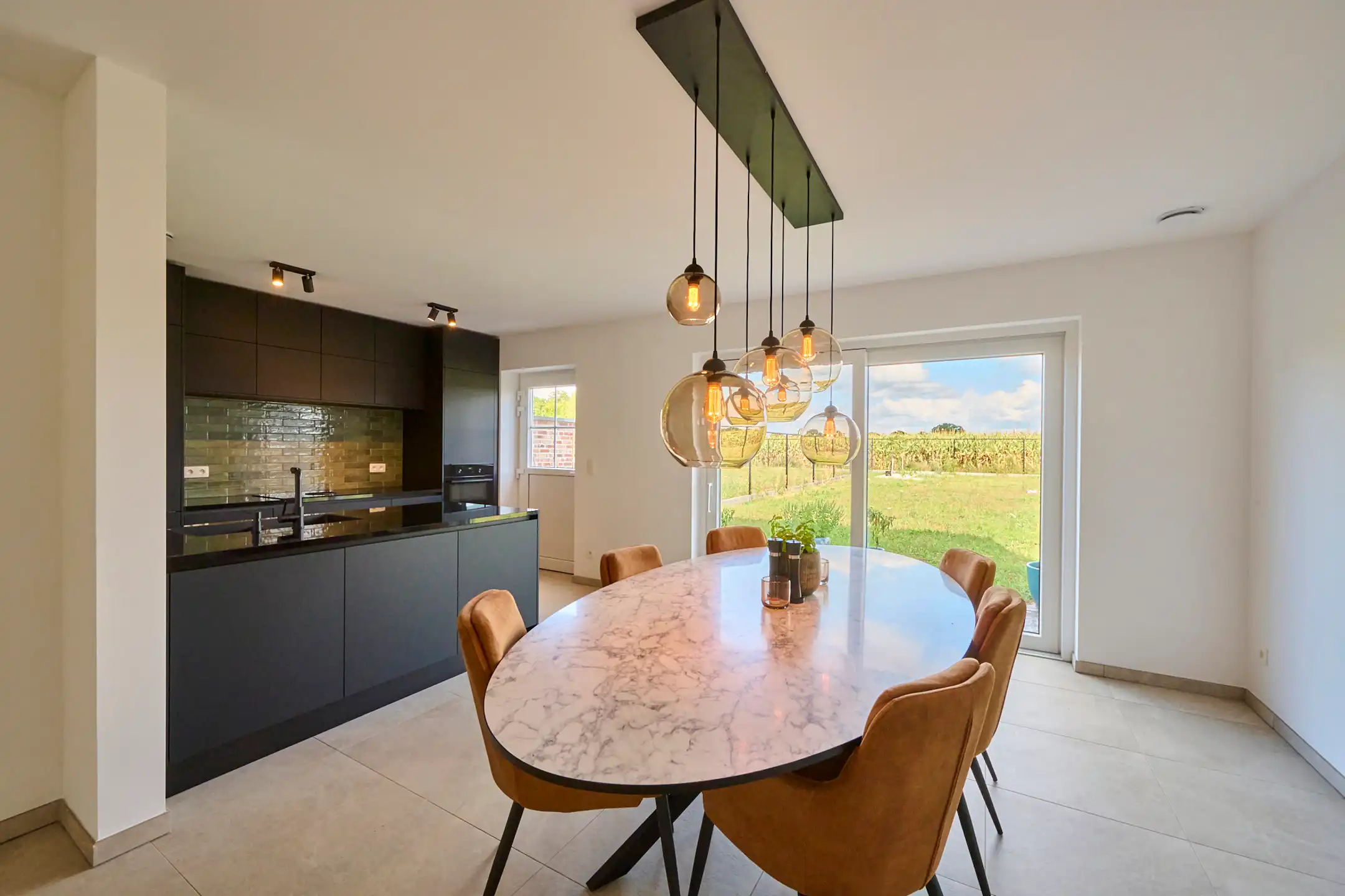 Ruime instapklare gezinswoning met zicht op achterliggend groen.&nbsp; foto 4