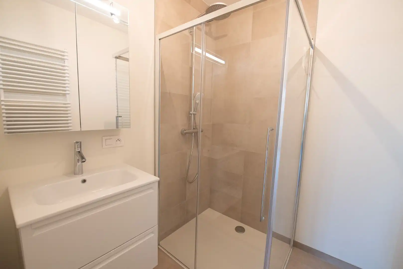 Prachtig BEN hoekappartement te huur in de gegeerde "Waterfront" residentie foto 8