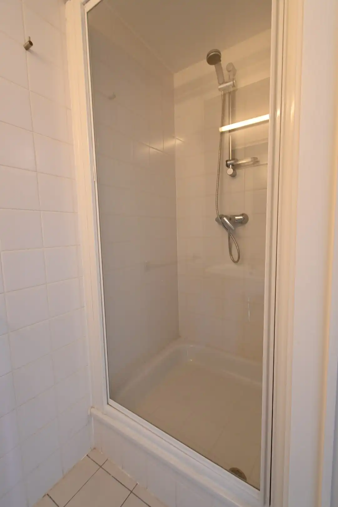 Degelijk 2-slaapkamer gelijkvloersappartement met autostandplaats + in hartje Bilzen foto 24