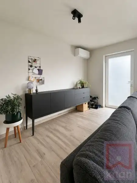 Volledig instapklaar gelijkvloers appartement met 2 slaapkamers, ruime tuin én garagebox foto 4