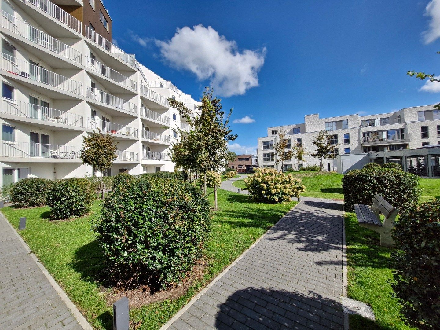 Nieuwbouwappartement met twee grote terrassen met open zichten over de jachthaven. foto {{pictureIndex}}