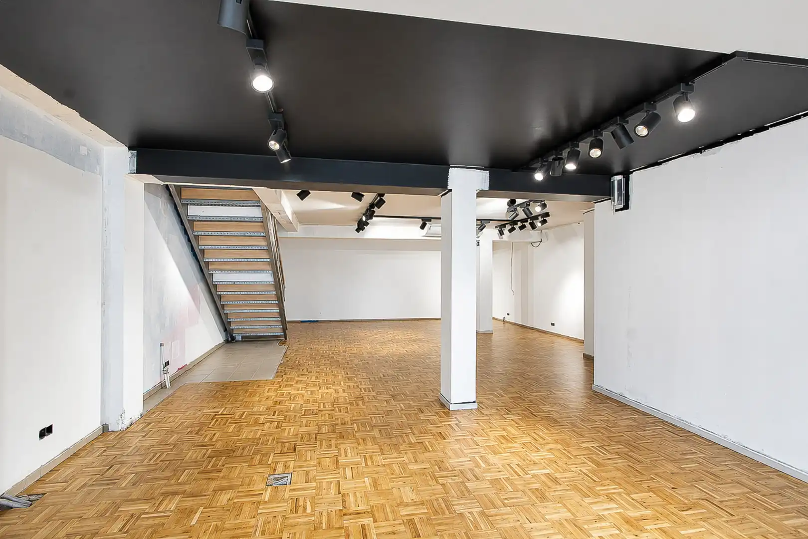Centraal gelegen winkelpand met mezzanine Lippenslaan 162 foto 4