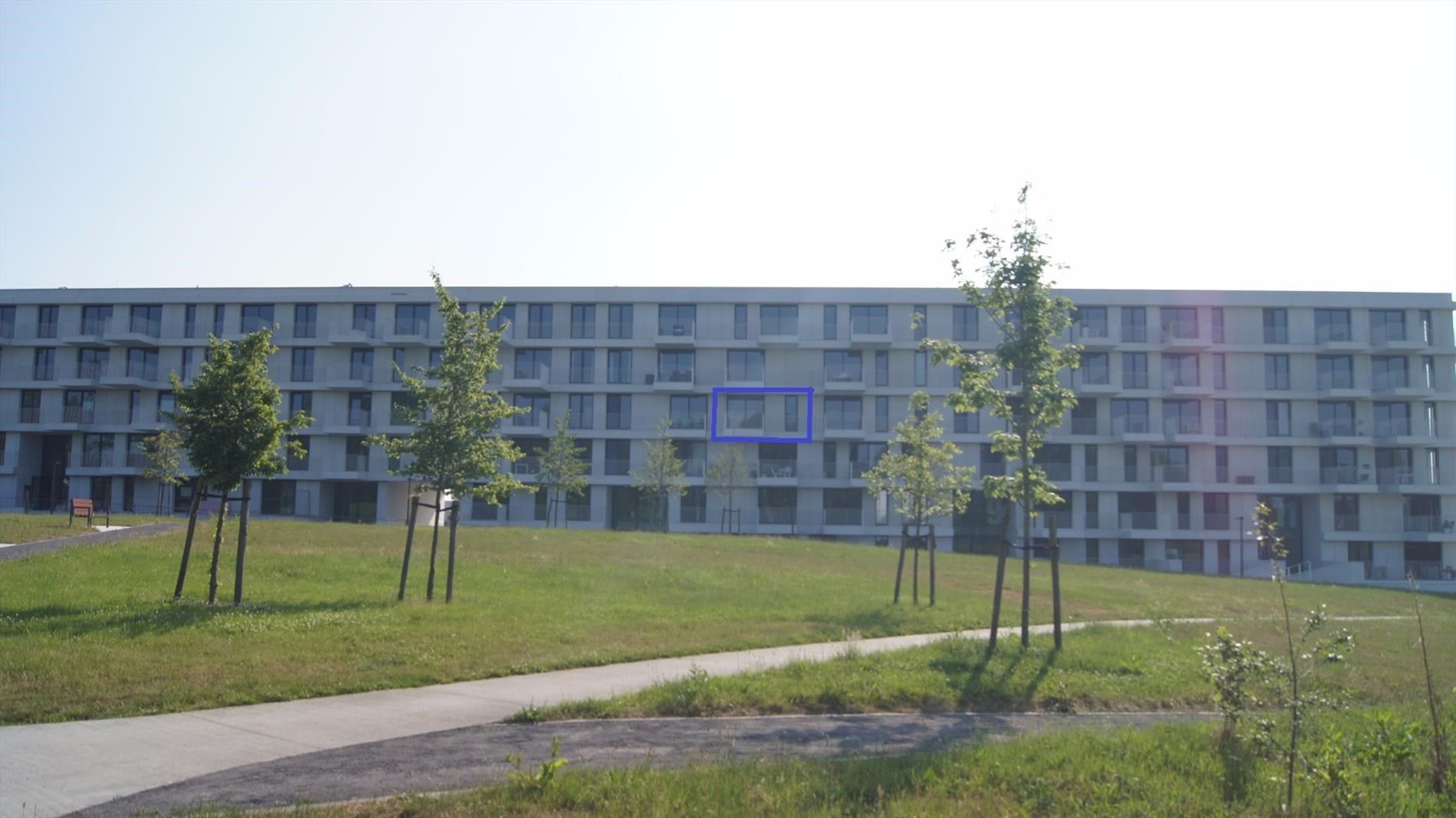 Luxueus app. met 2 grote slpks, terras en parkeerplaats foto {{pictureIndex}}