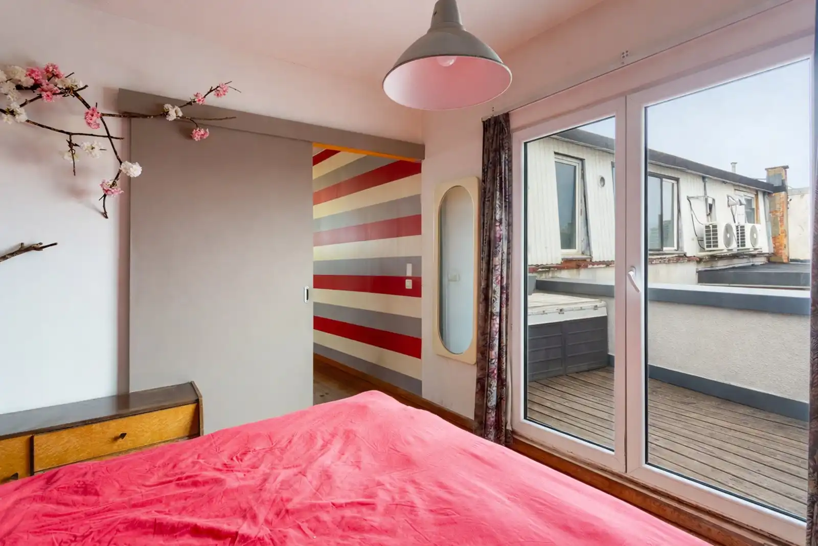 Lichtrijk appartement met terras vlak bij centrum foto 16