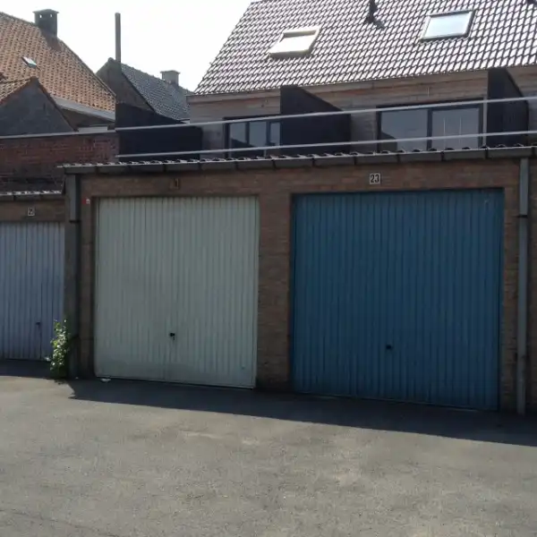Roeselare : nabij centrum rechtover kerkhof garage te huur foto 5