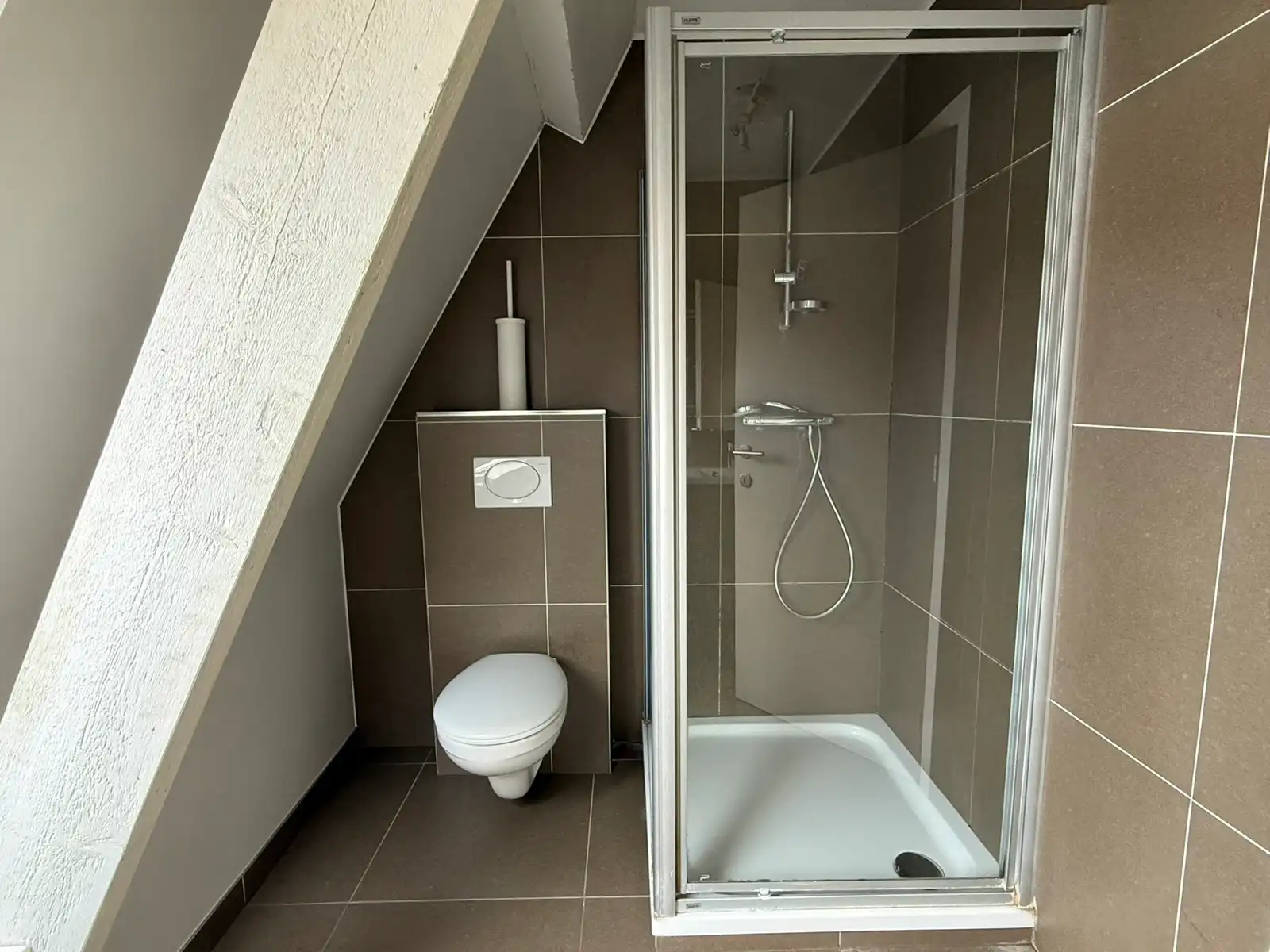 Ruim en lichtrijk duplex appartement op de eerste en tweede verdieping met groot terras in het centrum van Tielt. foto 12