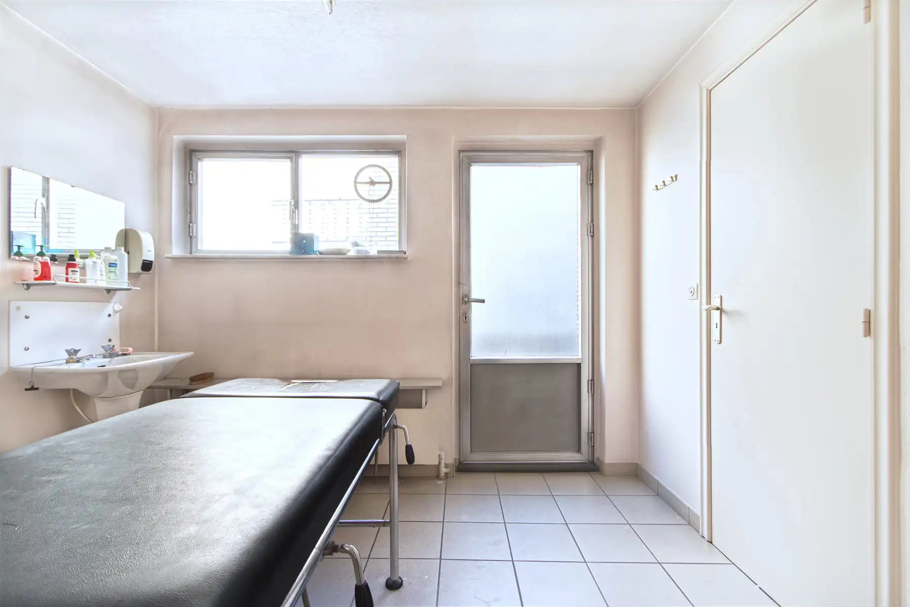 Kantoor - praktijkruimten - centraal - app. mogelijk foto 12