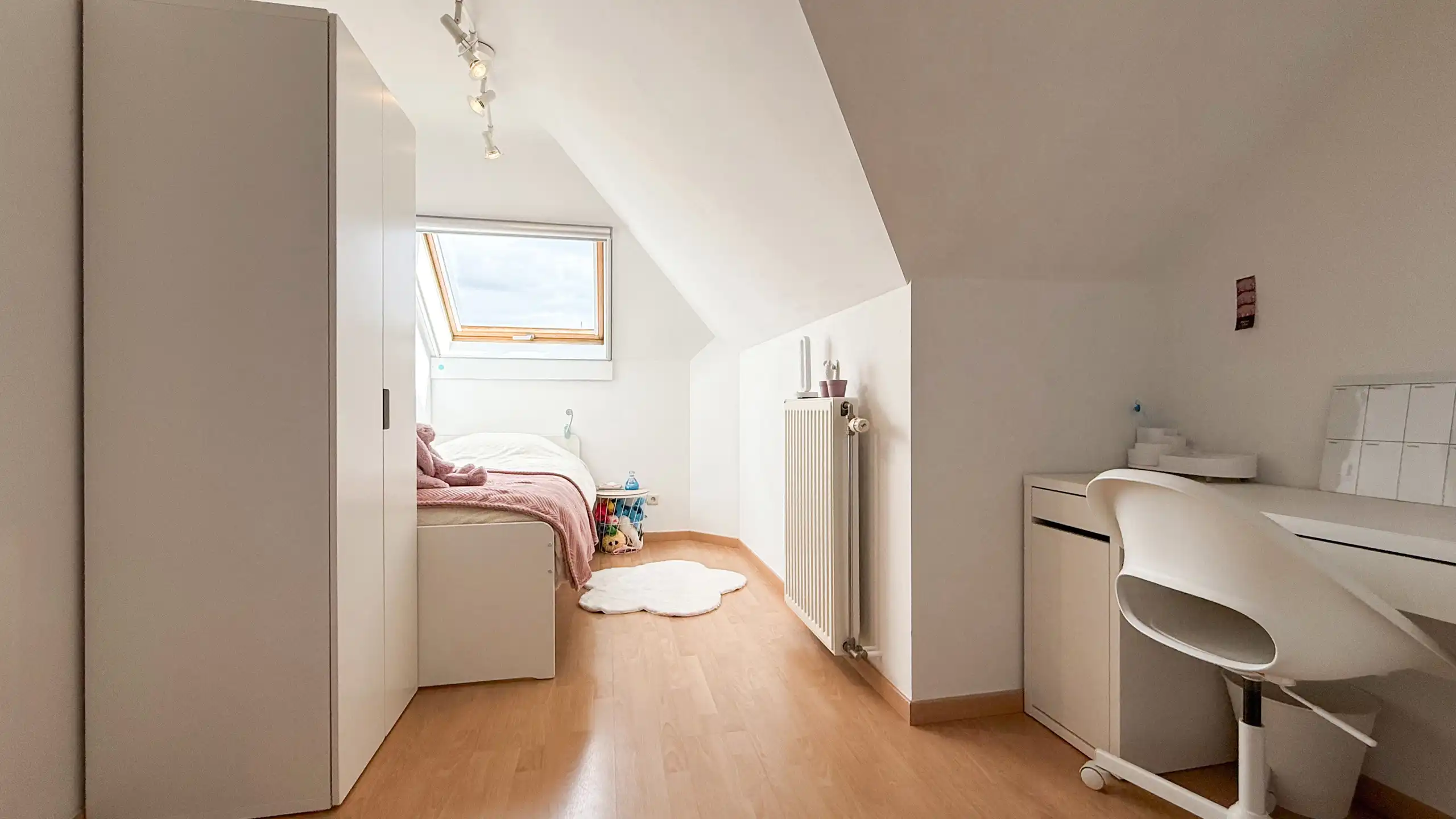 Zeer ruim appartement met 4 slaapkamers en parking in Tuilt! foto 29
