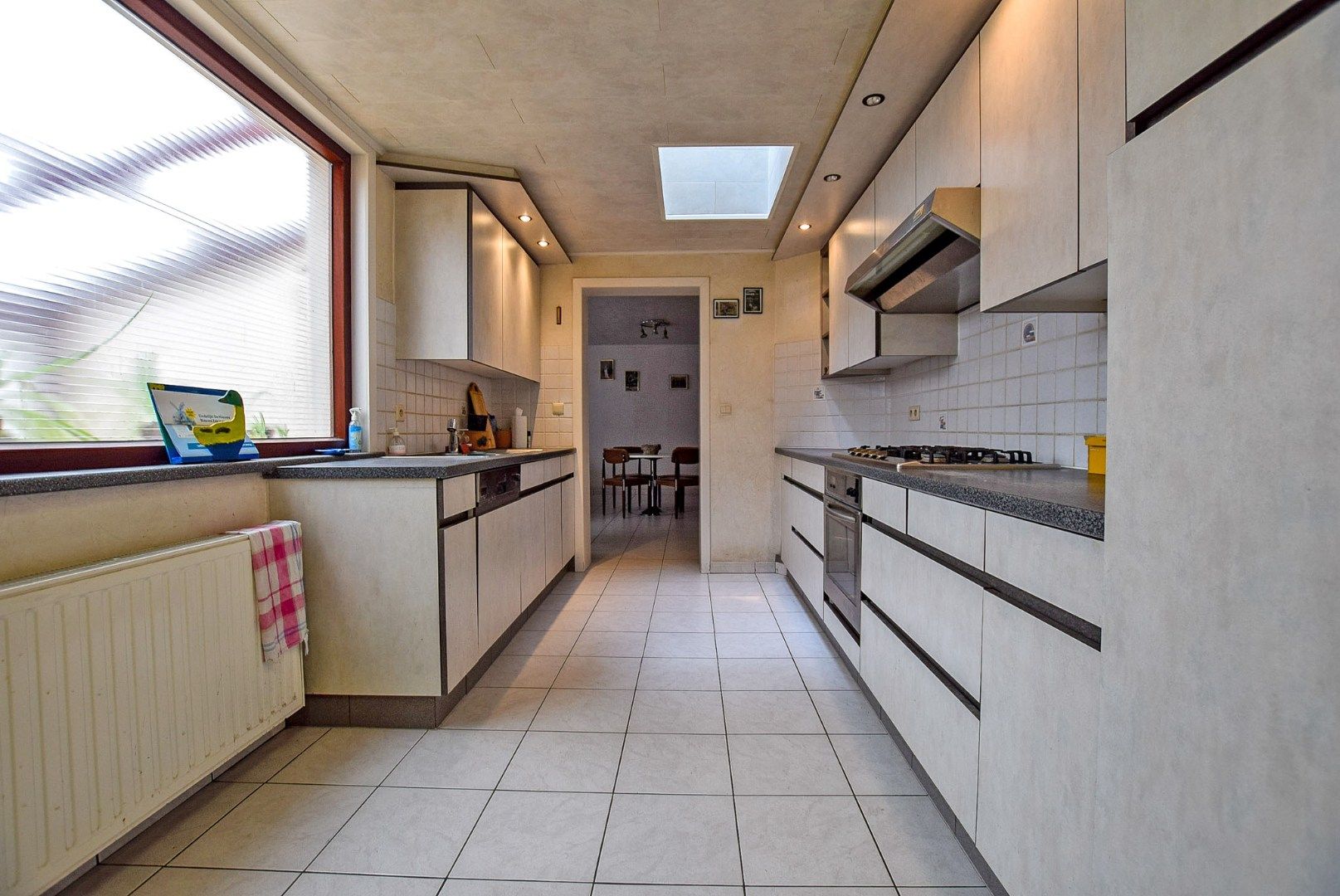 Goed gelegen te renoveren rijwoning bestaande uit een voorgebouw en achterbouw, pal in het centrum van De Panne.  foto 5
