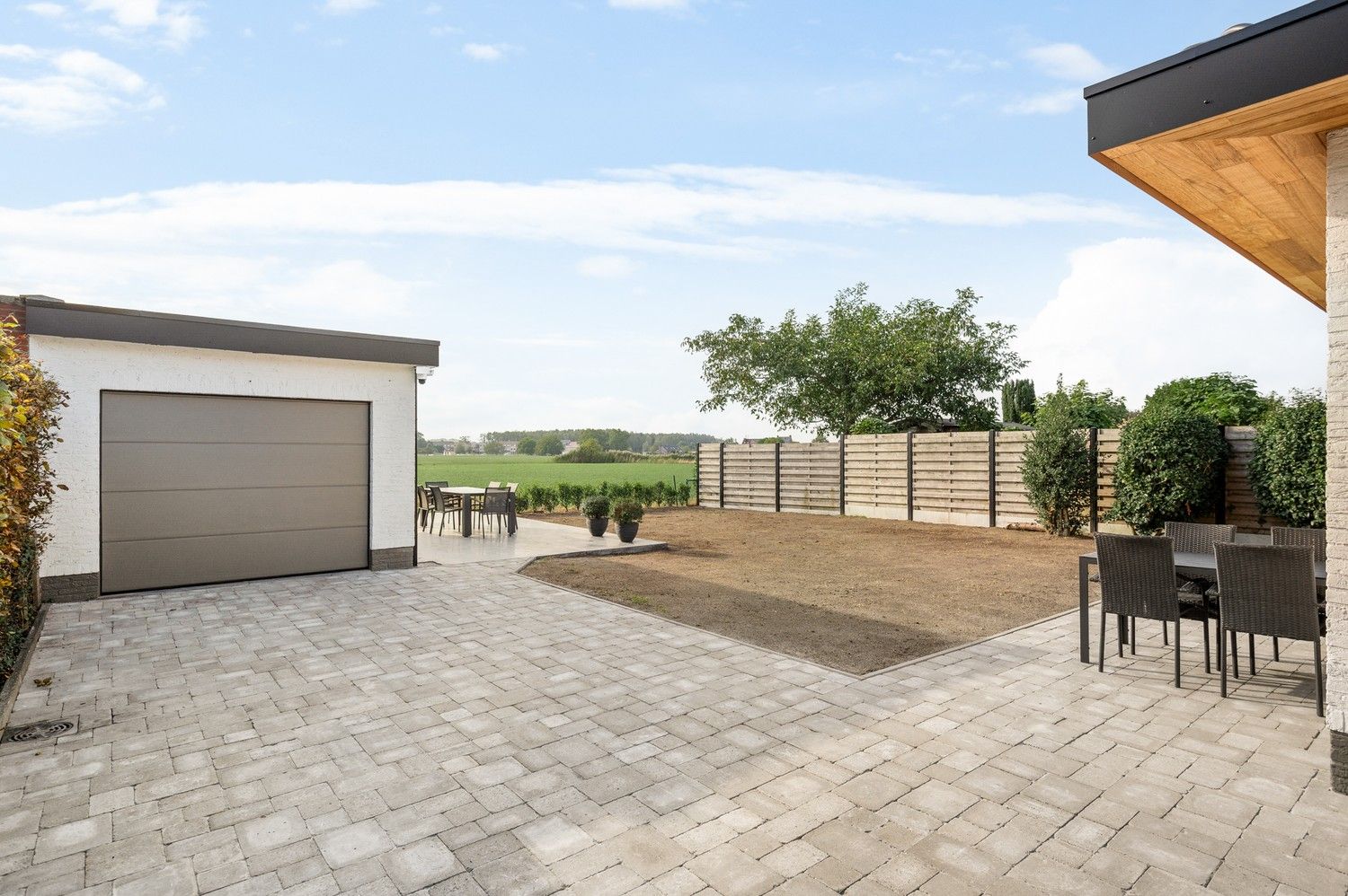Prachtige totaalrenovatie met 2 à 3 SLPKS en een ruime tuin in Kapellen! foto 16