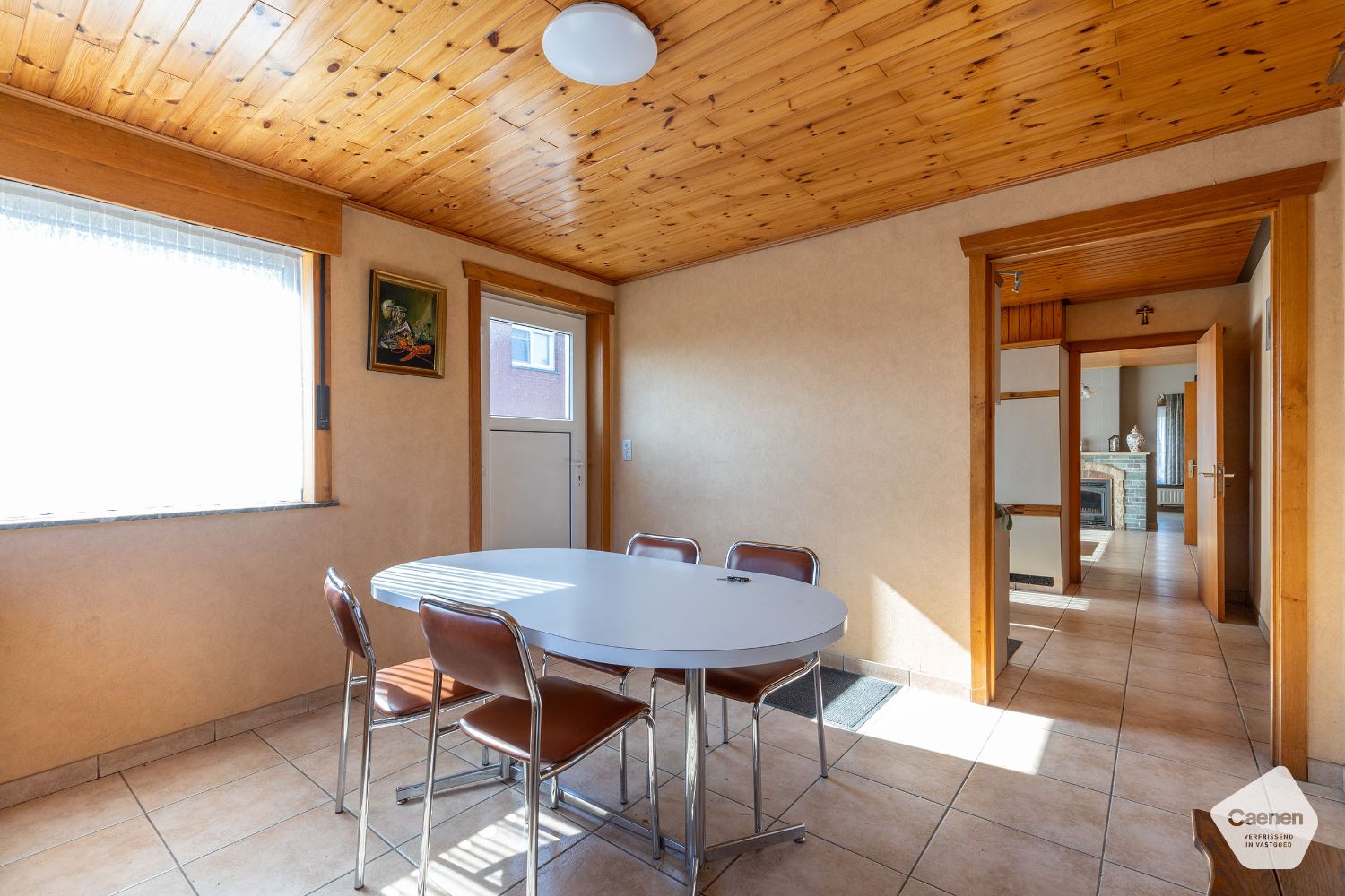 UITNODIGENDE BUNGALOW met 3 mooie slaapkamers, garage en een perceel van 1238 m² foto 6