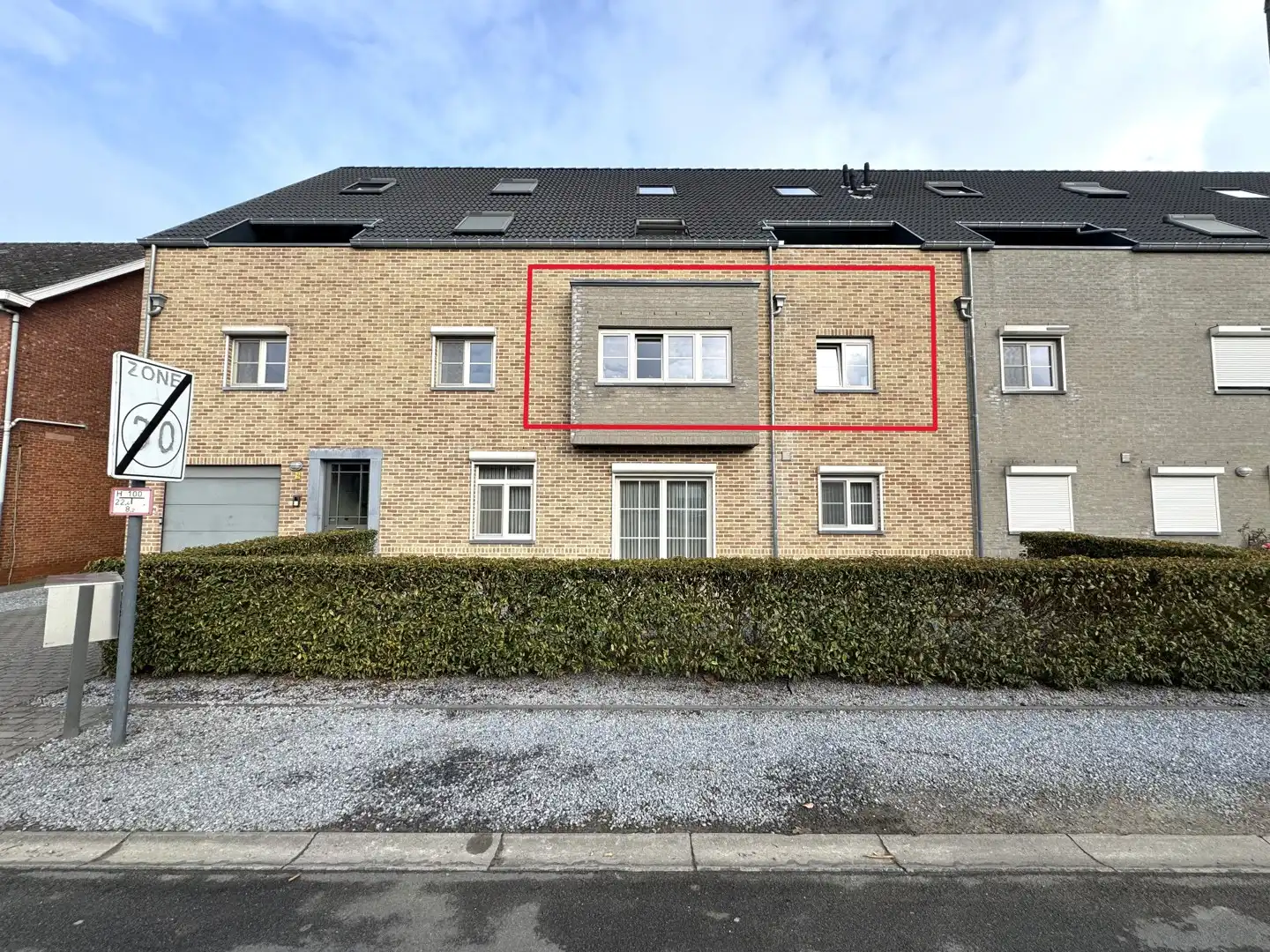 Ruim appartement met 2 slaapkamers en staanplaats te huur! foto {{pictureIndex}}