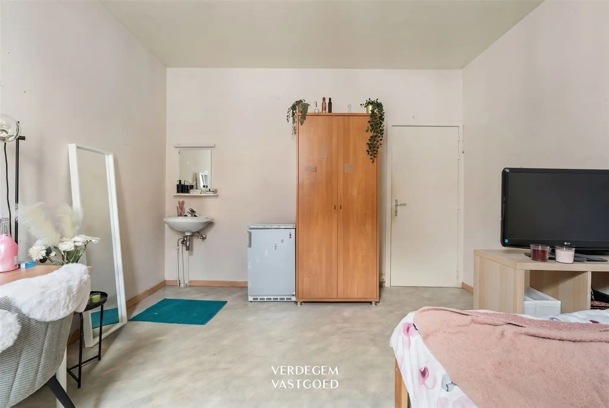 Achter deze mooie blauwe gevel vind je een opbrengsteigendom met 5 studentenkamers op topligging foto 7
