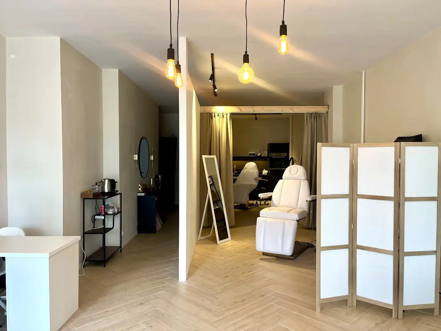 Topgelegen commerciële ruimte van 70 m² met directe huuropbrengst en hoge visibiliteit foto {{pictureIndex}}