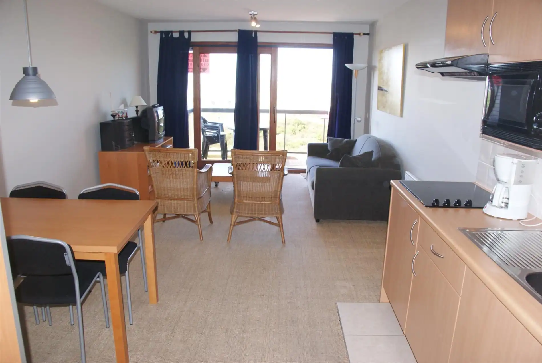 Gemeubelde studio met slaaphoek met terras en zeezicht te huur op jaarbasis foto 2