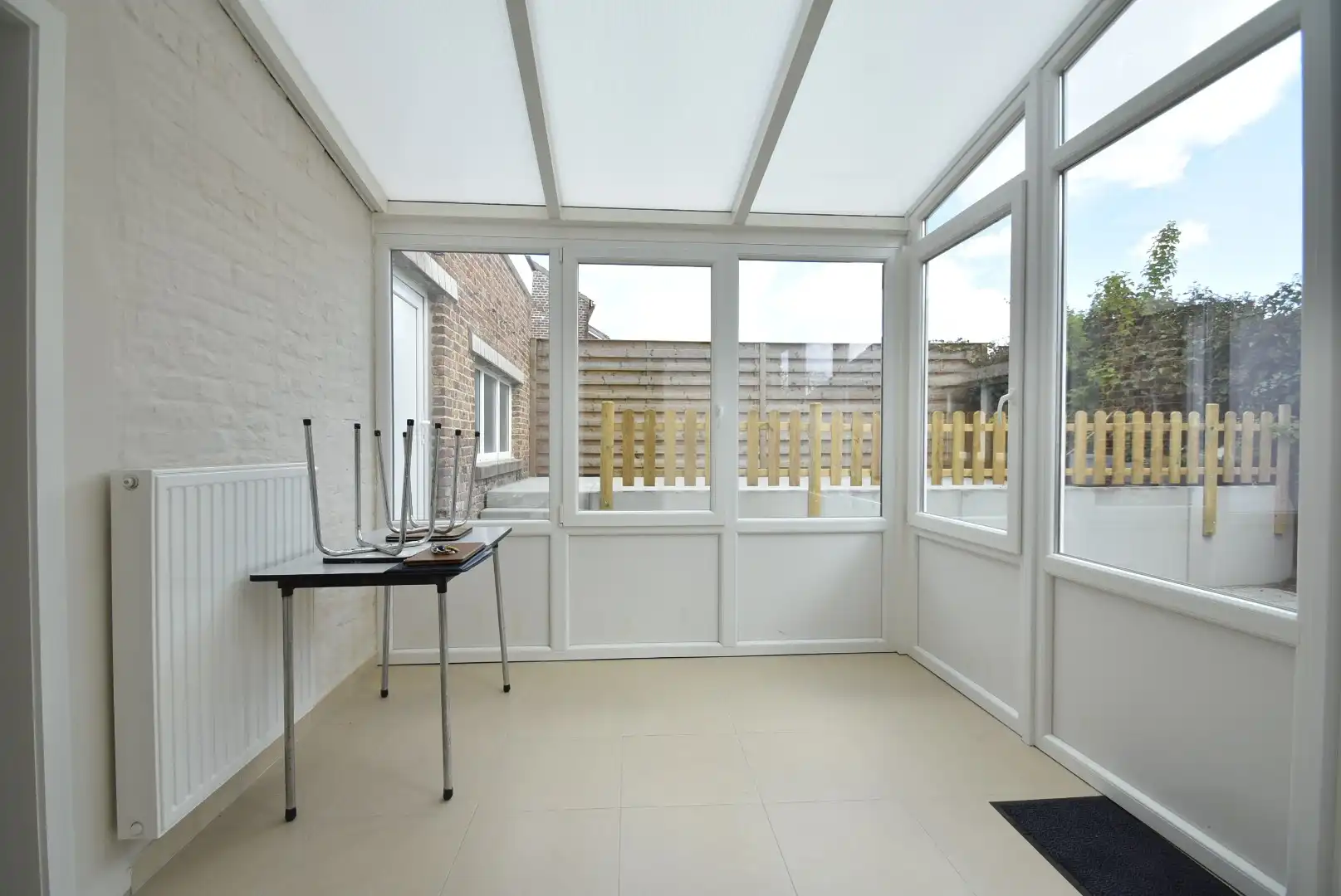 Fris en luchtig gerenoveerde woning met drie slaapkamers, terras, en garage, inbegrepen de stroom via zonnepalen.  foto 21