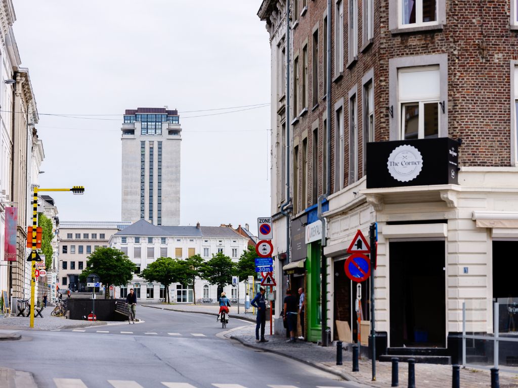 Centrum Gent. Op te frissen handelspand (vrij van brouwer) met mogelijkheid tot bewoning op een toplocatie – Overpoort. foto 2