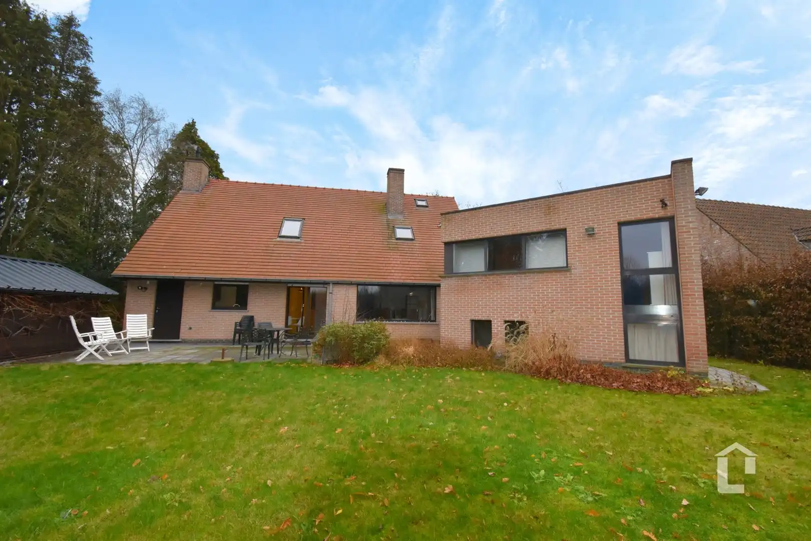 Ruime, unieke villa met bureaus in woonwijk foto 18