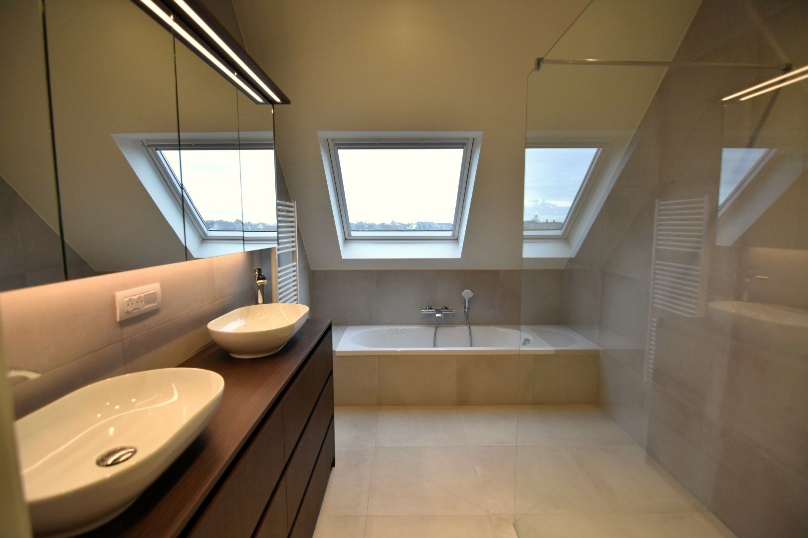 Prachtig afgewerkte nieuwbouw woning in leuke woonwijk foto 23