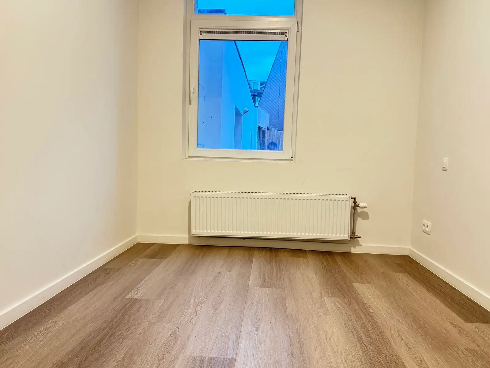 Gerenoveerd tweeslaapkamer appartement te Oostende. foto 3