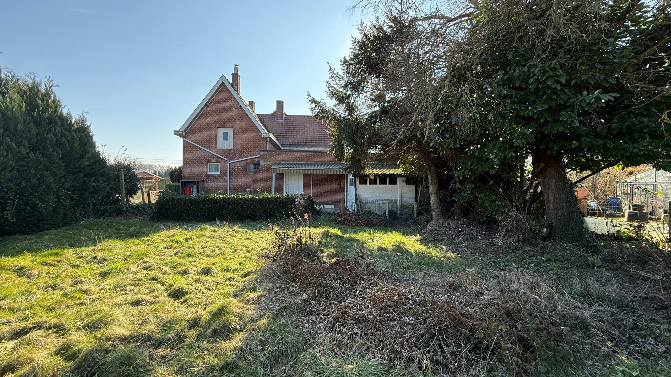 Te renoveren woning met veel potentieel foto 14