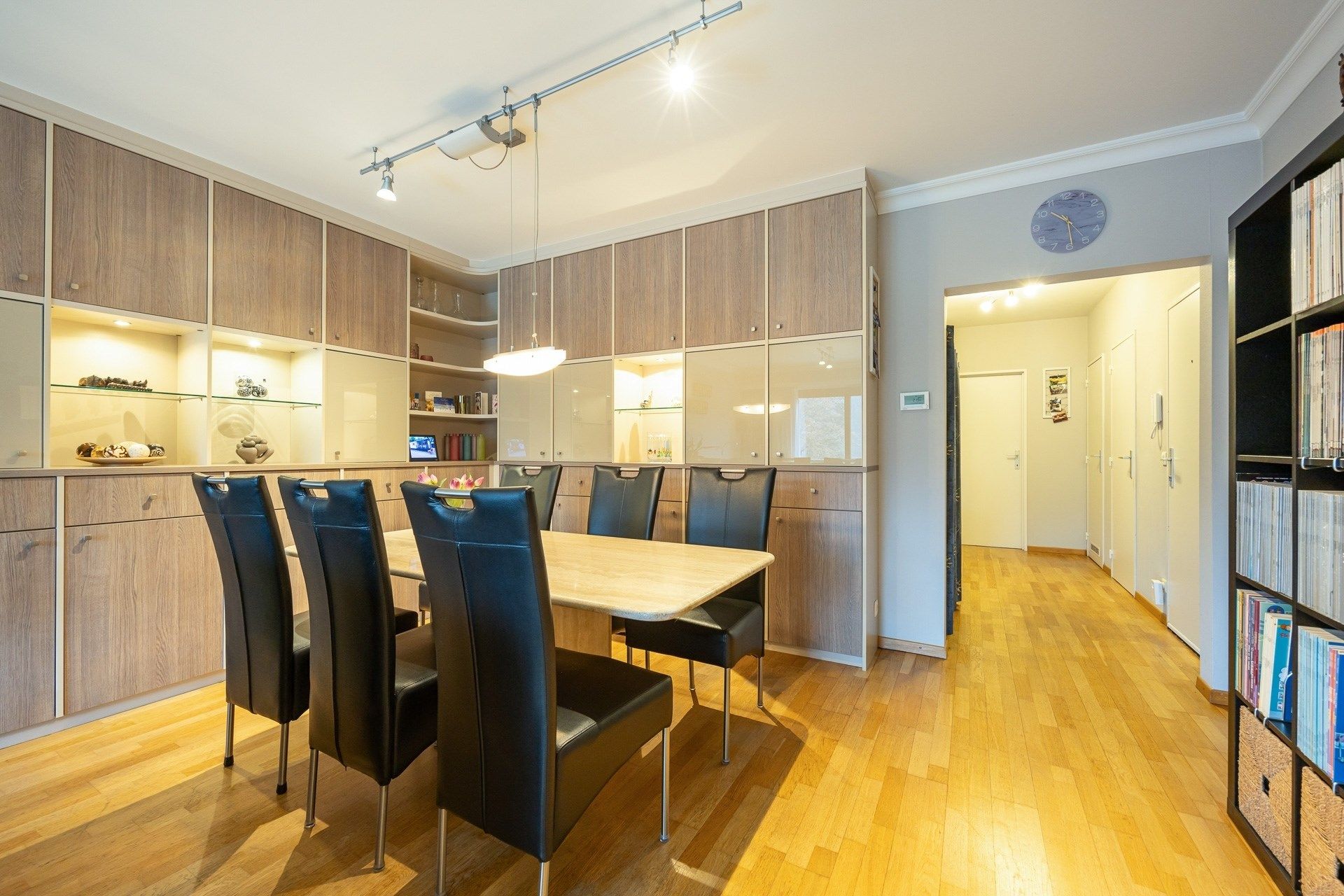 Instapklaar appartement op de eerste verdieping met 2 slaapkamers en garage foto 2