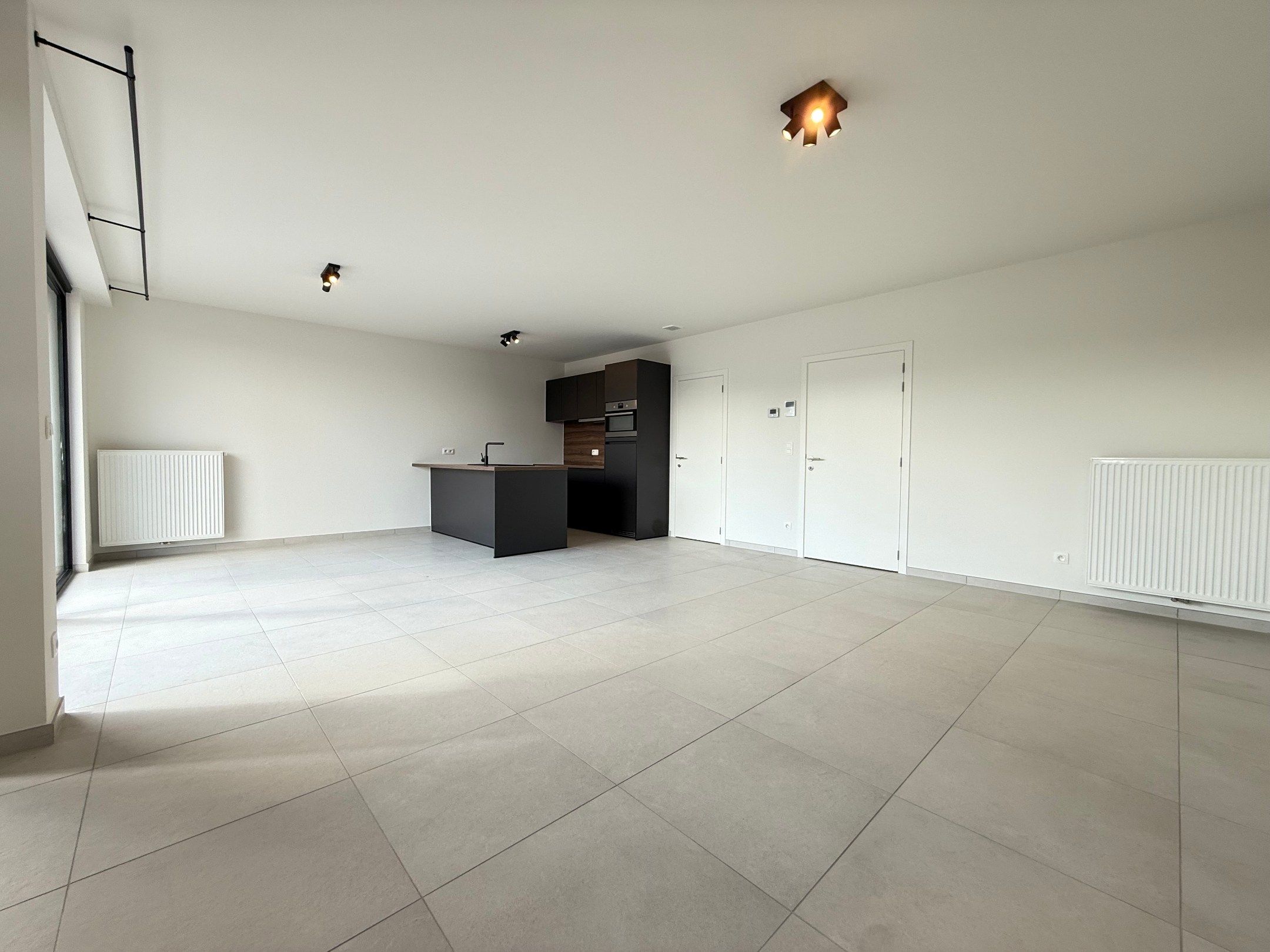 Hedendaags nieuwbouwappartement met 2 slaapkamers en terras op centrale ligging in Ooigem. foto 3