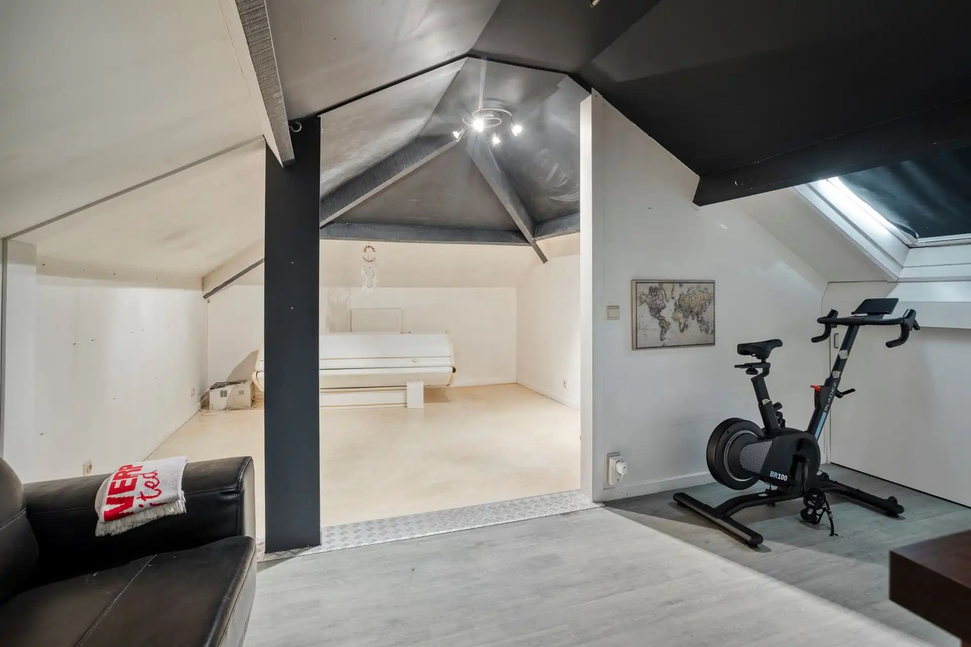 Op te frissen woning met 5 slpks nabij centrum Oostmalle! foto 24