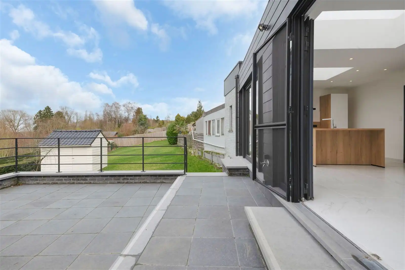 Instapklare volledig vernieuwde gezinswoning met tuin op 4are60 foto 24