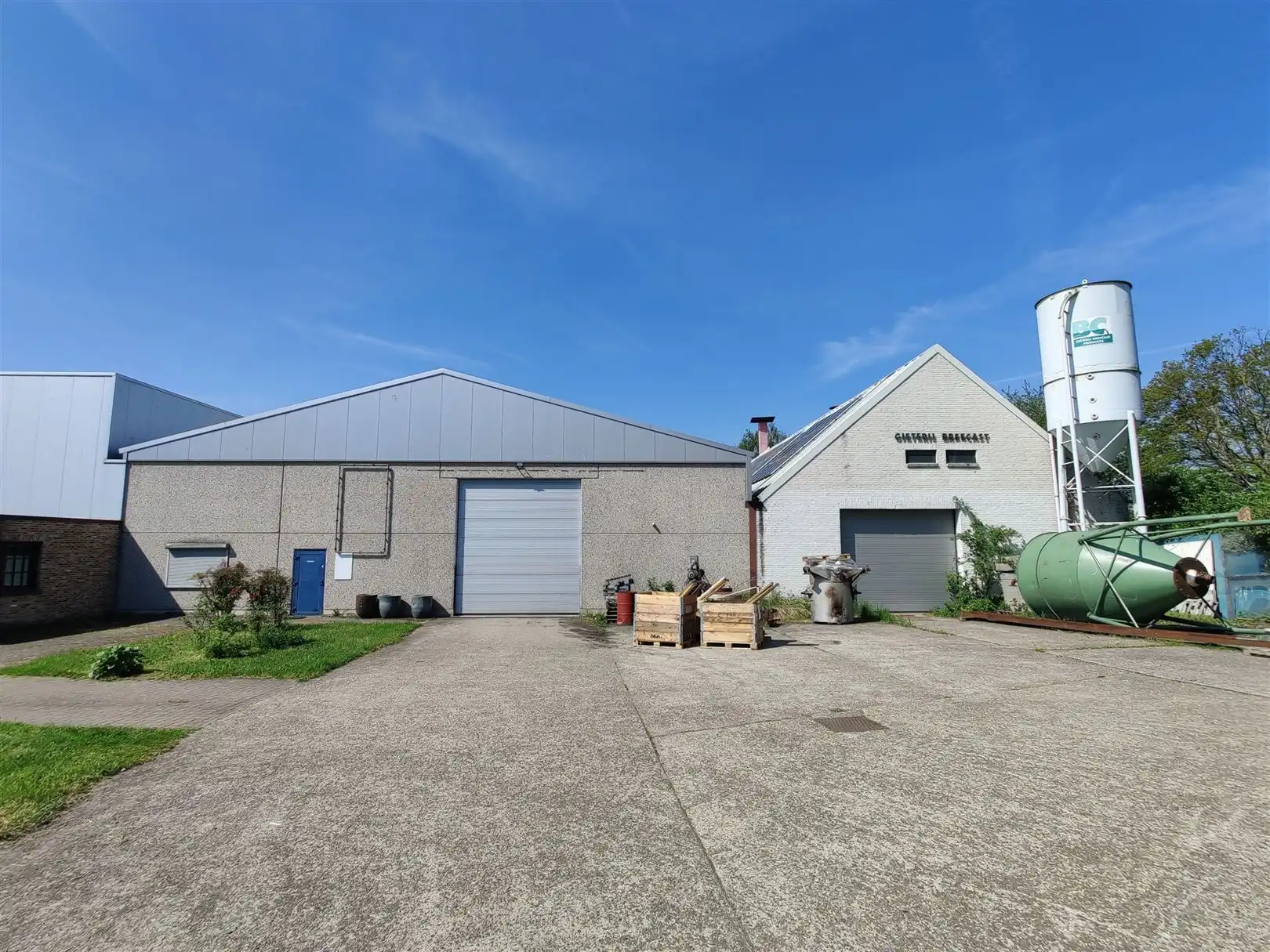 Magazijn met rolbrog en inpandig kantoor foto {{pictureIndex}}