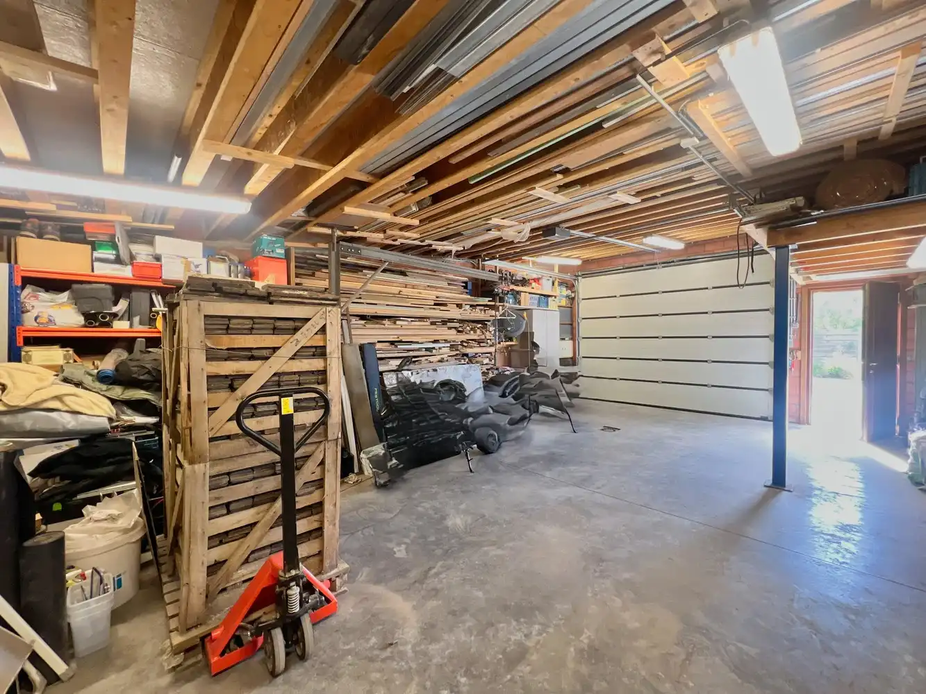 Gunstig gelegen opsplagplaats op ruim perceel (ca. 762m²)! foto 4